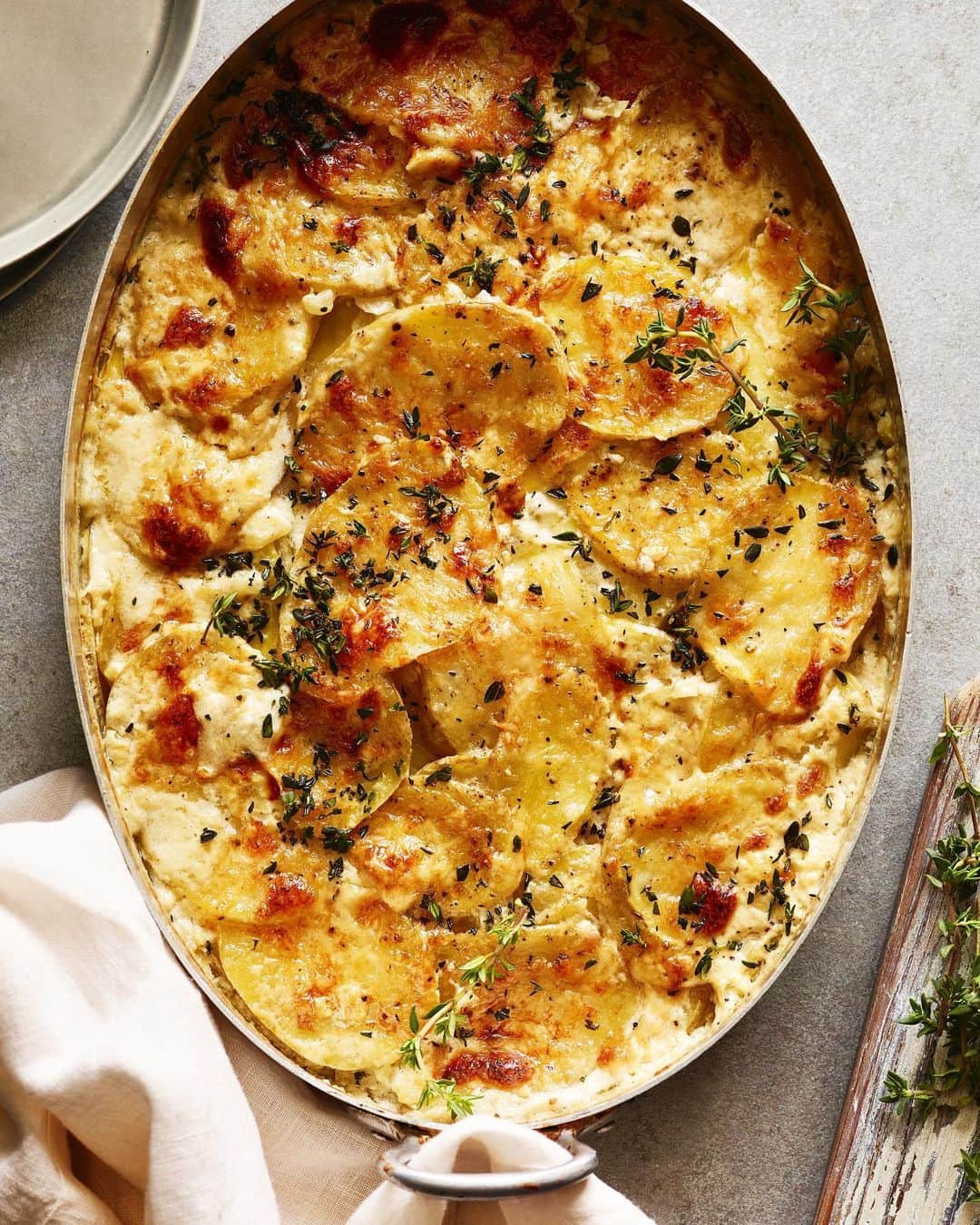 Gaby Dalkinさんのインスタグラム写真 - (Gaby DalkinInstagram)「Omggggggg it’s everything! Cheesy Potato Gratin with caramelized onions, thyme and a secret ingredient to make it extra creamy and delish!! You’re welcome in advance! https://whatsgabycooking.com/cheesy-potato-gratin/」12月10日 10時55分 - whatsgabycookin