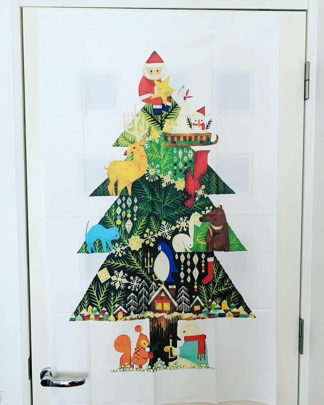 加納有沙のインスタグラム：「我が家のクリスマスツリー #福田利之 #タペストリー  飾りつけできるようになったら、ちいさなツリーを買うことにしよう。」