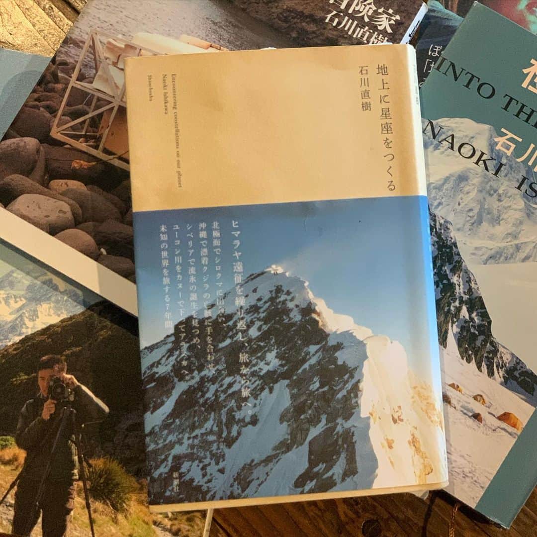 クリス智子さんのインスタグラム写真 - (クリス智子Instagram)「写真家の石川直樹さん最新刊 「地上に星座をつくる」、次から次に読む時間が楽しく、素晴らしい本です。  これまでの他の石川さんの著書を読ませてもらっていますが、壮大な旅を振り返る本も感動的ながら、 今回の本は、目的がある旅の中で、ふと気がいったことや、その場で何を考えていたか、また、心にひっかかったことについて、など、旅のその場所に一緒に連れていってもらえるような、すごく好きな一冊。読みながら、こちらも感覚が開いていく。自然の中に身を置く時の、あの澄んだ感覚を思い出せる。  ヒマラヤ、シベリア、ユーコン川、インドに知床、能登などの旅。旅の、ハラハラドキドキも、レベルが違いすぎて、目を大きくすると思います、笑。  ぜひ、読んでくださーい！  あと、昨日番組 @good_813jwave ゲストに来て頂きました。もう長年のお付き合いになりますが、いつ会っても、会って話を聞くのが嬉しく楽しい。 radiko で、来週水曜日まで。こちらも、よかったら😊  #石川直樹  #地上に星座をつくる」12月10日 11時05分 - chris_tomoko