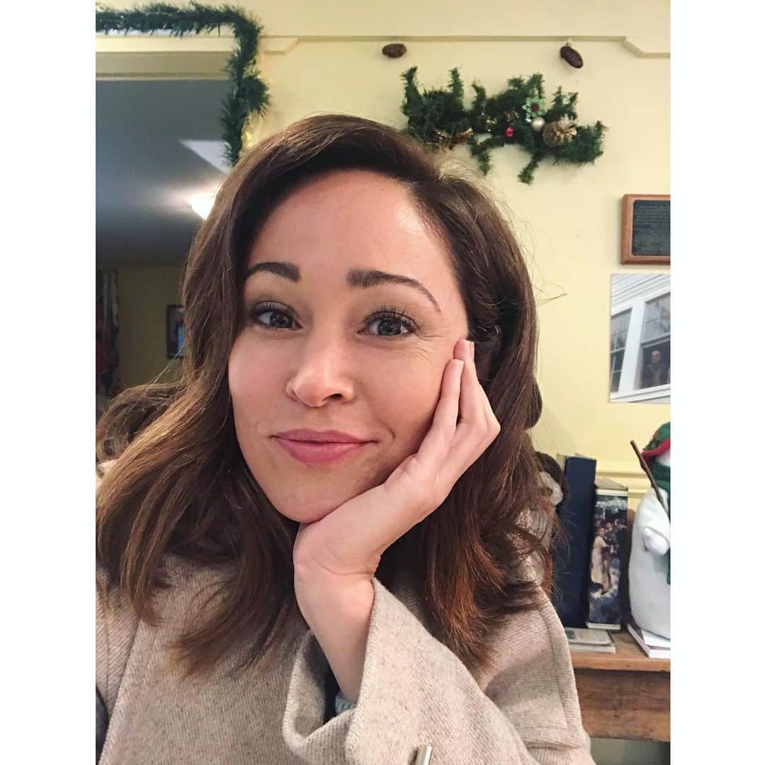 オータム・リーザーのインスタグラム：「Day 9: I’m singing an original Christmas song by @seldaandderek on the We Got This holiday show tomorrow night!! 🎄 Hosted by @pagetpagetgram @hallublin and @markgags, tickets are suggested donation of $10, link in my bio and all proceeds go to support families through the LIFT community.  #12daysofchristmas #aglenbrookechristmas @hallmarkmovie #christmas」