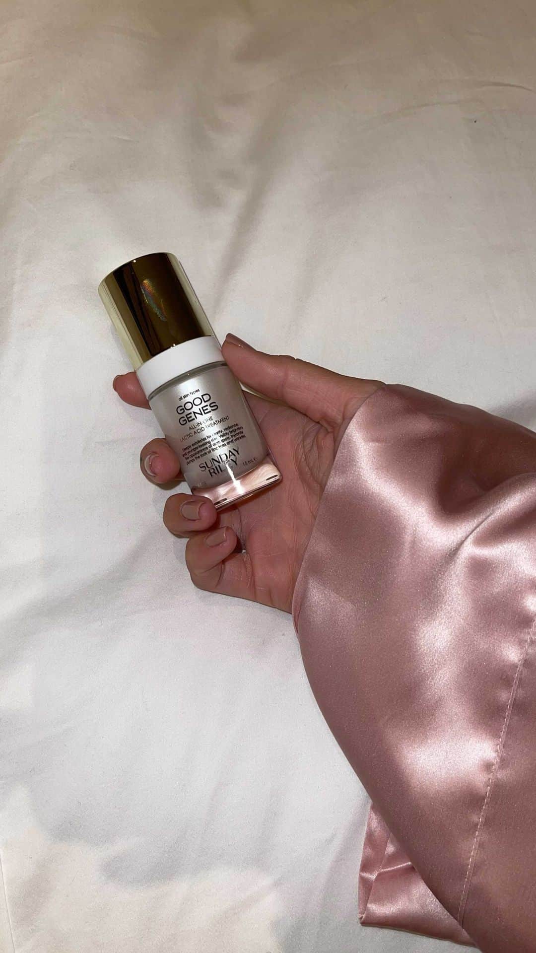 ソフィア・リッチーのインスタグラム：「all night long 😉 self-care season is here & i’ve been using @sundayriley’s go to bed with me kit to keep my skin glowy and hydrated. you’re going to looove. #sundayrileypartner」
