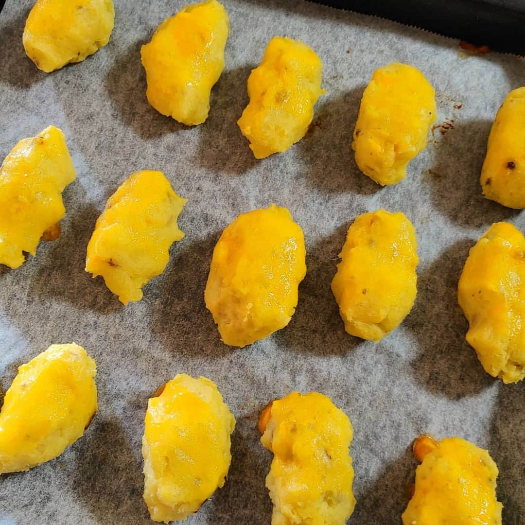 岩野理沙さんのインスタグラム写真 - (岩野理沙Instagram)「さいきっちNEWSのオープニングで ご紹介しました😋  簡単に作ることができる スイートポテト🍠  なんと材料は、 さつまいもと、バニラアイスのみ！  さつまいもを柔らかくして、 つぶして、バニラアイスと まぜるだけ！  そして、形を作ったら卵黄を塗って、 オーブンでやくだけなんです🏵️😄  ただ急いでたので さつまいもの粗さと 形の不細工さは否めませんが そこは、ご愛嬌で😂💕 味はちゃんと スイートポテトでしたよ♥️  #スイートポテト　#🍠　#さつまいも　#アイス　#卵黄　#バニラアイス　　　 #アイス　#スーパーカップ　#美味しい　#簡単　#スイーツ　#甘い　#佐伯　#さいきっちNEWS 　#ケーブルテレビ佐伯」12月10日 11時01分 - risaiwano