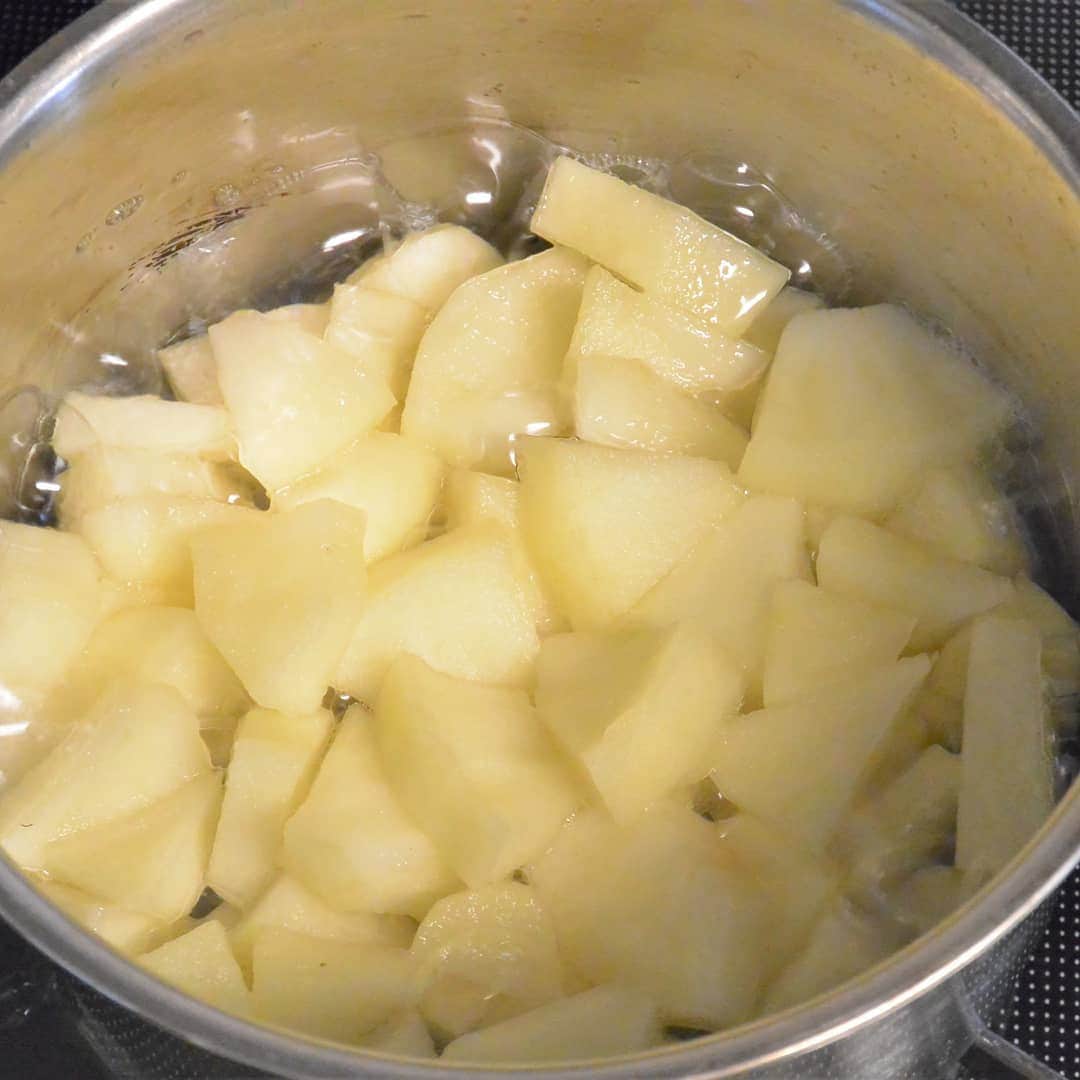 イチジク製薬株式会社さんのインスタグラム写真 - (イチジク製薬株式会社Instagram)「. 【#便秘解消離乳食レシピ 🍎】 りんごを切って水で煮るだけ。シンプルだから使いやすい! 離乳食初期・中期・後期・完了期を通して、そして幼児食になってからも子どもが喜ぶおいしい「#りんごの水煮」です。  ***** 甘みのあるりんごは赤ちゃんも食べやすく、簡単調理で食物繊維が補給できます。 りんごは離乳食初期からOK！ペクチンを多く含むりんごは加熱するとトロッとやわらかい食感になるので、とろみをつける必要はありません。離乳食の進み具合に合わせてフォークなどでつぶしてあげましょう。 手づかみ食べができるようになったら、水の量を半分くらいにしてりんごの形を残すようにします。赤ちゃんが指でつまめるくらいのかたさにすると、指でつまむ力を調整する練習もできますよ！  ***材料（作りやすい量）*** りんご…１個 水…100cc ※材料の写真に水は含まれておりません。  ***作り方*** 1. りんごはくし形切りにして皮をむいて芯をのぞき、厚めのいちょう切りにする。  2. 鍋に、りんごと水を入れ、蓋をして弱火にかける。  3. りんごがやわらかくなって水気がなくなったら、鍋から出して食べやすくつぶせば出来上がり！  ***** #イチジク製薬 #便秘対策 #浣腸 #ichijiku #イチジク浣腸 #健康管理 #赤ちゃん便秘 #便秘 #新米ママ #新米パパ  #ママスタグラム #ベビフル #ベビスタグラム #子育てぐらむ #コドモダカラ #コドモノ #育児日記#離乳食レシピ#りんごレシピ#離乳食メモ#離乳食初期#離乳食中期#離乳食後期#離乳食デビュー#手作り離乳食#モグモグ期#離乳食メニュー#離乳食日記」12月10日 11時14分 - ichijikuseiyaku