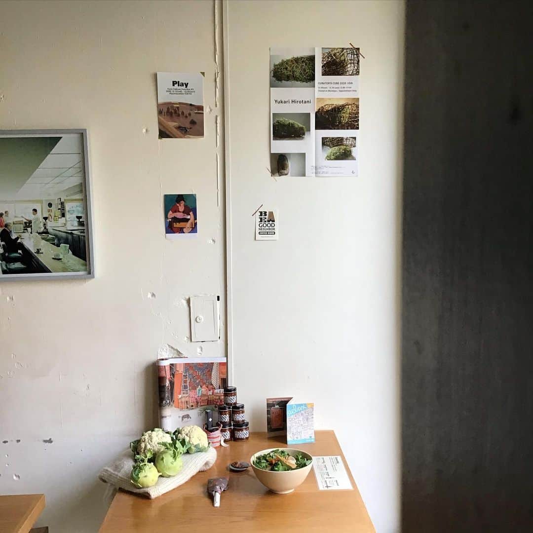 Pho 321 Noodle barのインスタグラム：「昨晩nycではうつくしい初雪が　ゆっくりと舞い降りたと　便りをいただきました☃️  本日のおすすめは　季節のお野菜のbun、岐阜ファームレガーロ　伊藤さんからのお野菜便を中心に　カブ　菊芋　🥕　薩摩芋　ブロッコリー　パプリカと　日替わりのお惣菜(本日は　コールラビの金平とカブのおひたしです) 厚揚げのせです。自家製のスパイスソルト　デュカがポイント、 harrisaのtastingを合わせ、温かなぷるぷるの太麺を黒酢醤油でどうぞ。(お持ち帰りもしていただけます) spice is medecine-良質なスパイスたちはからだも調えてくれます。  海老とお野菜の生春巻きは　引き続き　蒸籠で火を入れた北海道三野農園さんのイエロービートルート入り、ハーフサイズでもボリュームたっぷり、碗やプレートの前菜がわりにおすすめです。  本日も11:30am opening 5:30pm last call 6pm closing、中休みなしでopen、同時間でchompy,Uber eatsふたつのアプリケーションも稼働致します。 to go boxのご予約はこちらから💁‍♀️03-6432-9586 (おひとつからお気軽にどうぞ)  お風邪をひかぬよう　季節のお野菜で免疫力をup 温かくお過ごし下さいませ。  today’s recommend:bun lovely veggie(warm)🌞,sea lettuce,tofu and green veggie pho(3rd noodle),boiled 🥚/extra veggie topping,mini dong-pou-rou rice,homemade coconut pudding w/houjicha syrup and bluemoon 🍻   ✉form follows function #3 at playmountain tokyo 2020 12.12-12.20  today’s opening bgm📻the banister bough feat.feist from’a very chilly christmas’ （2020)/ chilly gonzales  #kurumiharissa #chillygonzales」