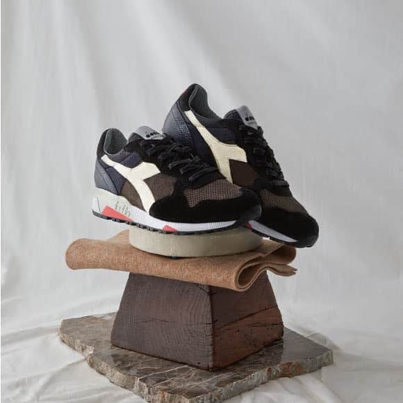 ディアドラのインスタグラム：「. 【diadora PRODUCT INFORMATION】 . "trident90 leather" . 1980年代当時F1のピットクルーシューズとして展開された"trident" パンチング処理を施したピッグスキンヌバックや毛足の長いスウェード、ヒール部にはCervo (牡鹿) レザーを使用したり様々な表情が味わえます。 アウトソールには当時のモデルに採用されたオイル（ガソリン等）で滑りにくいパターンを採用しています。 やや細身なシルエットも特徴。 . #diadora #diadoraheritage #trident90 #madeinitaly #makeitbright #sneakers #ディアドラ #ディアドラヘリテージ #スニーカー」