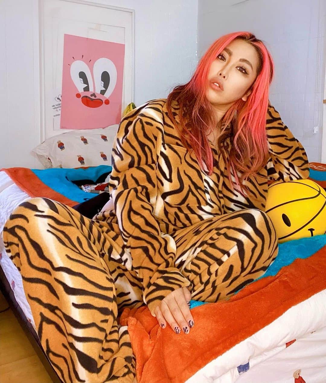のインスタグラム：「Stay cozy 🐅   me昔から靴を脱いだら白いソックスとか、靴下だけファッションじゃないのがすごい嫌で実はいつも裸足に靴履いてた人😂(ブーツでも👢w) だって可愛い服着てもどーしても靴下だけなぜかダサくなっちゃわない？？ 冷やしちゃいけないお年頃になってきたから今年からペディキュアストッキングを履くことにした👣✨(2枚目の写真) どんな服に合わせてもこれなら自分的に納得いく！！  #ストッキングの暖かさをこの歳で知った　  👣 @concelect  👕👖@newgirlorderuk   #OOTD #FASHION #BRITNEYTOKYO」