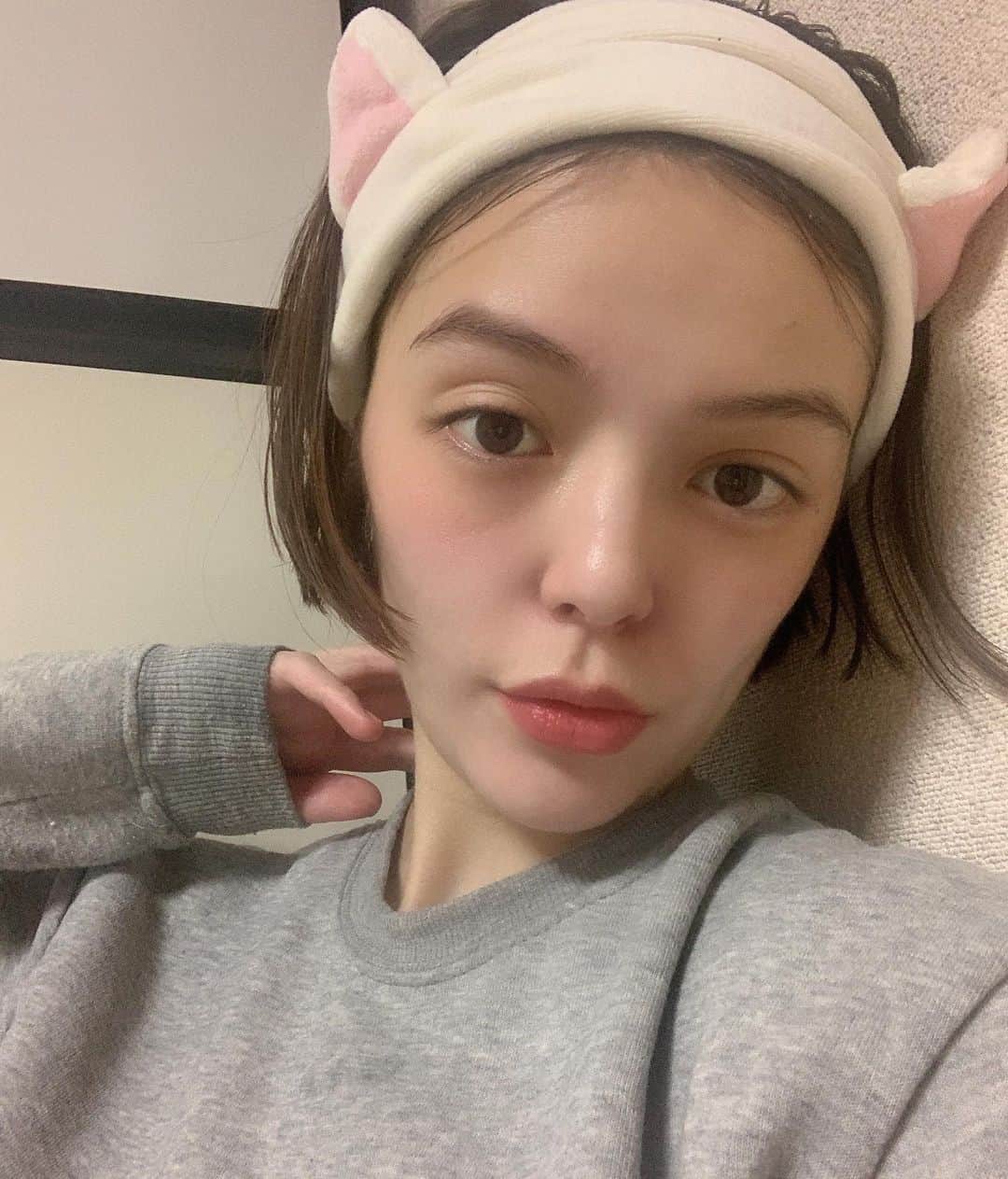 maya kibbel キベルまやのインスタグラム：「私が小さい頃から家族が皆んな @dhcjapanglobal 使っていて、初めてのスキンケア商品は DHCのディープクレンジングオイルでした。DHC の Deep Cleansing Oil は圧倒的なクレンジング力、オイルなのにすべすべの洗い上がり、そして肌への優しさを追求しています！使い方は、2-3プッシュでたっぷり使い、お肌に刺激を与えないのがポイントです！20-30秒を顔に馴染ませ、すすぎは水かぬるま湯で丁寧にします。その後いつものルーティンを続けます！このクレンジングオイル一本で冬の乾燥肌の対決ができます。是非試してみてね！  #tokyoangelspod #dhcjapanglobal #DHCOliveSkincare #deepcleansingoil #DCOholiday2020 #YourJapaneseBeautyExpert」