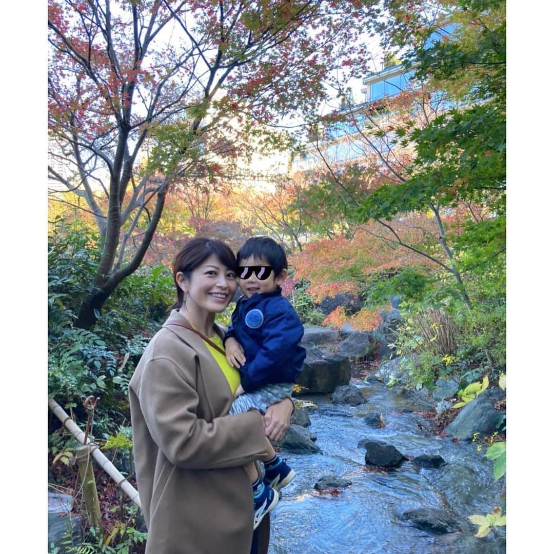森麻季のインスタグラム：「🍁  そういえば年賀状まだ準備してなかった、というか案さえまとまってない 師走は早い…  #抱っこ大好きくん #終始ベタベタしております #2歳半  #2歳  #男の子ママ」