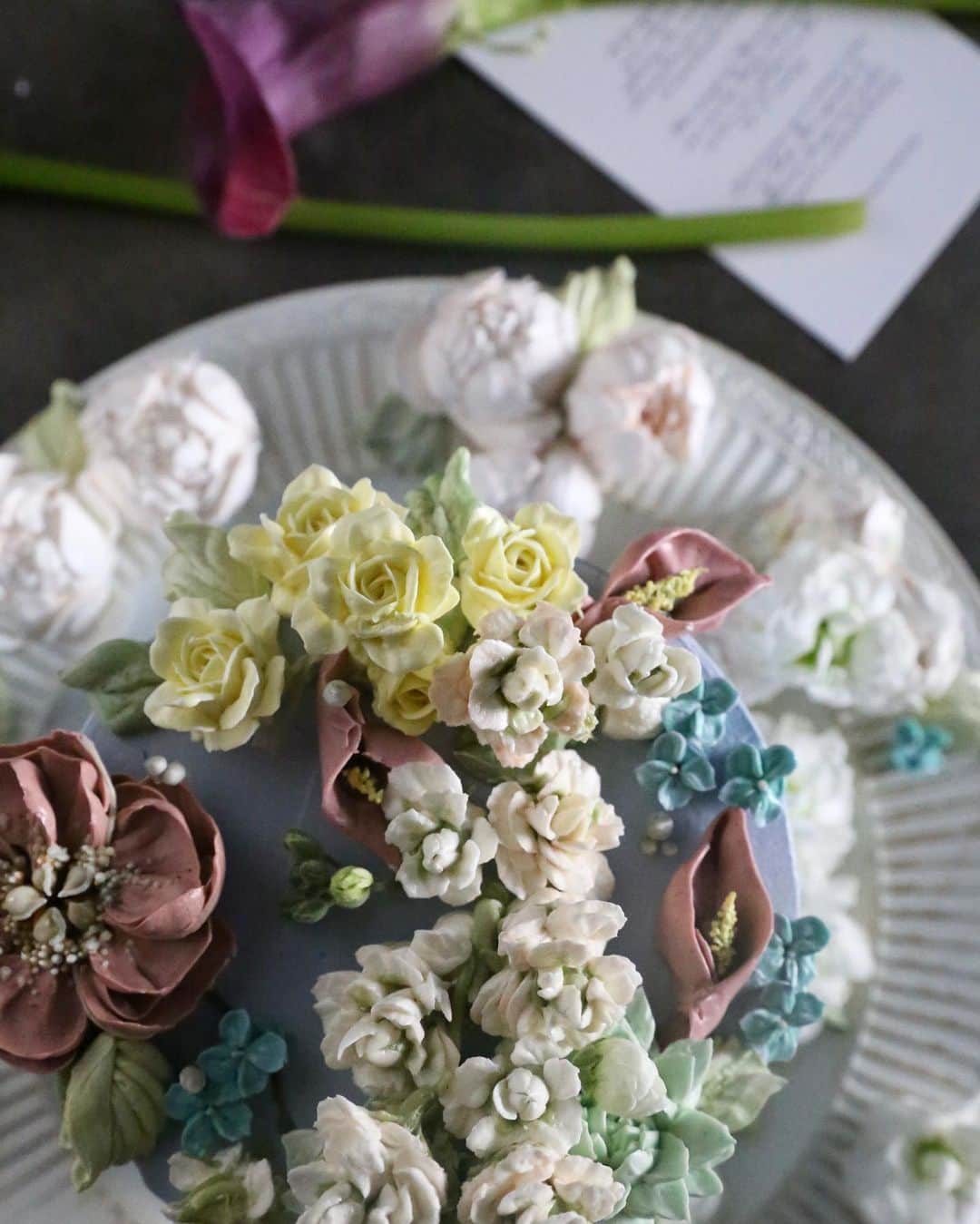 청담 수케이크 (atelier soo)さんのインスタグラム写真 - (청담 수케이크 (atelier soo)Instagram)「ㅡ Reposeful soo.  안락한.녹색계열은 그것만으로도 보는 사람을 편안하게해준다.콘트라스트가강하지않는배색스로풀기.스톡과 카라.그리고 장미  ㅡ #flower #cake #flowercake #partycake #birthday #bouquet #buttercream #baking #wilton #weddingcake ㅡ www.soocake.com」12月10日 16時46分 - soocake_ully