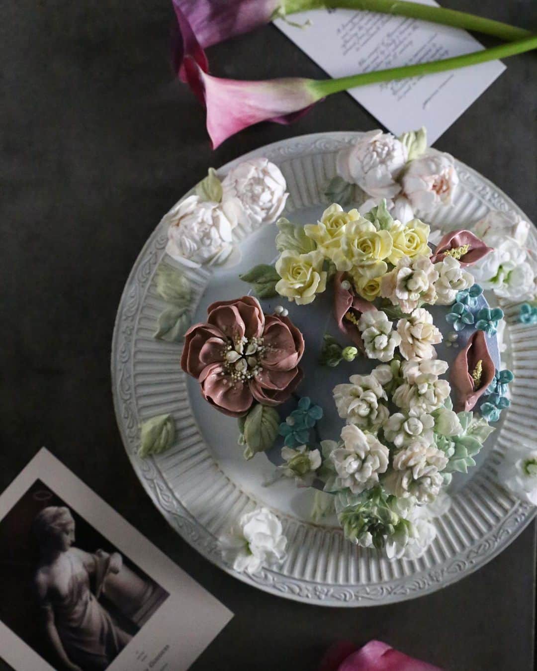 청담 수케이크 (atelier soo)さんのインスタグラム写真 - (청담 수케이크 (atelier soo)Instagram)「ㅡ Reposeful soo.  안락한.녹색계열은 그것만으로도 보는 사람을 편안하게해준다.콘트라스트가강하지않는배색스로풀기.스톡과 카라.그리고 장미  ㅡ #flower #cake #flowercake #partycake #birthday #bouquet #buttercream #baking #wilton #weddingcake ㅡ www.soocake.com」12月10日 16時46分 - soocake_ully
