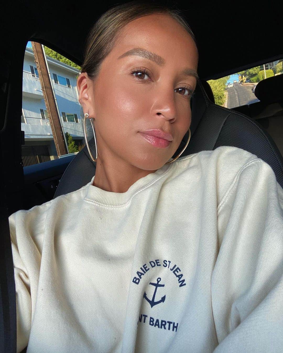 ジュリー・サリニャーナのインスタグラム：「Everyday makeup. ✨  Wearing: • @diormakeup AirFlash foundation in 401 • @honest_beauty Lit powder blush in Flirty • @glossier stretch concealer in G5 • @neutrogena Moisture Smooth color stick • @maybelline mascara  • @marcjacobsbeauty Glow Stick」
