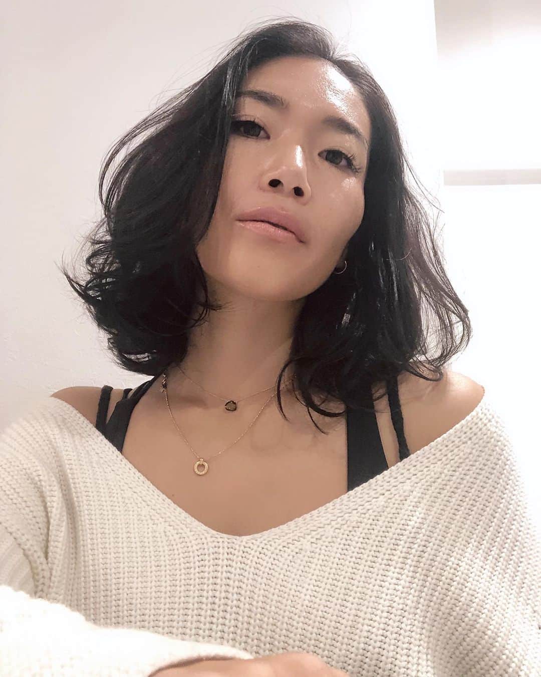 のインスタグラム：「あまりにも色気のない生活を送りすぎたので緊急オペしてもらいました。  オーダーは工藤静香風。  日焼けとカラーと潮漬けの毎日の私の美容師さんは神様😂  マッシュ袋町のスガサン。  まつ毛も女らしく15ミリに変えてもらい蘇りました。　 @kz.minnie.eyelash   #キレイ#ヨガインストラクター #女性経営者#男前#すぐ女をサボる #ヨギーニ#ヨガのある暮らし#ナチュラルへア #黒髪美人#膣ヨガ #yogalife#yoga#beauty #hairstyle」