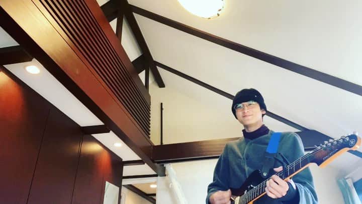 のインスタグラム：「音消し😂😂  2021年　1月クール 「#おじさまと猫」  はじめてのエレキギターでしたが、アコースティックギターは息抜きによく弾いていたので  ようやくギターの役だ！  という感じ😇  本格的に演奏に挑みやした！  ーーーーーーーーー  1月1日(金) 21:00〜paravi独占先行配信  1月6日(水) 深夜0:58 テレビ東京放送スタート  #JP #drama #おじさまと猫 #Ojisamatoneko #🐱」