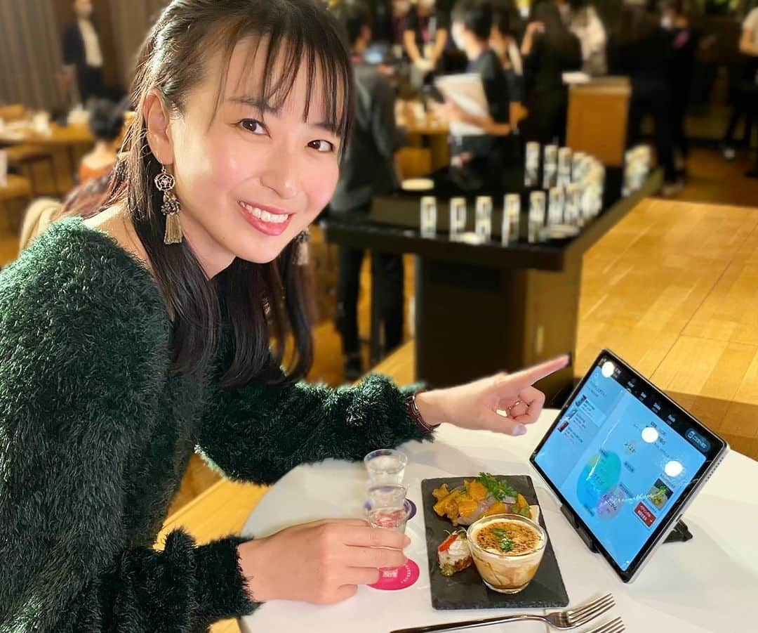 岩間恵さんのインスタグラム写真 - (岩間恵Instagram)「先日「KAORIUM for Sake」の 体験会に参加してきました！withのはる  お店では日本酒の好みをうまく言語化できずに 「とりあえず辛口ください！」と言っていた私ですが、 今回AIにセンスの良い言葉で好みを教えてもらった...！  「白ぶどう」や「ライチ」とかシンプルな名詞も あれば、「若葉の煌めき」「華やかな南国の花々」など お洒落な名詞も出てきてびっくり😳  日本酒選びが楽しくなりそう🤤♡  12月11日(金)より横浜の高島屋にこのタブレット導入店舗がオープンするみたいなので、気になる方は足を運んでみてください✨  #KAORIUM #酒 #香り #PR #日本酒ソムリエAI #高島屋」12月10日 16時41分 - iwamame