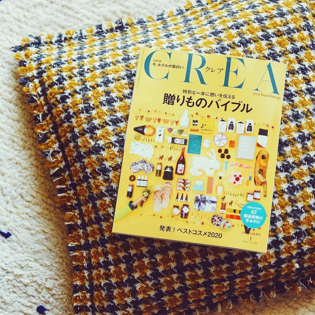 omomuroniのインスタグラム：「ありがとうございました！ 🎁  毎年楽しみにしてる人も多い CREAの『贈りものバイブル』号 今年もセレクトに参加させていただきました。  「“新しい生活” によりそう安心ギフト」を。  そしてそして。CREAが季刊化になることに伴い、 レギュラー陣も全員ひと区切りとなりまして、 連載コラム「オモムロニ、オクリモノ」も、 今回の第30回で最終回となります。  2017年秋から3年間、はじめての連載で、 書けば書くほど凹むのは今も変わらずですが、 その間に著書も出版することができ、 貴重な経験をさせていただきました。  さすが文藝の出版社さんだけあって、 校閲さんからの的確な指摘は 毎回本当に勉強になりましたし、 (当たり前なんですけど) 片隅の小さな小さなコラムまで ちゃんと読んでくれてるんだ、 って毎回とても嬉しかったです。  協力して下さった方、 DMなどで感想を下さった方、 ありがとうございました！  #おもむろにおしらせ」