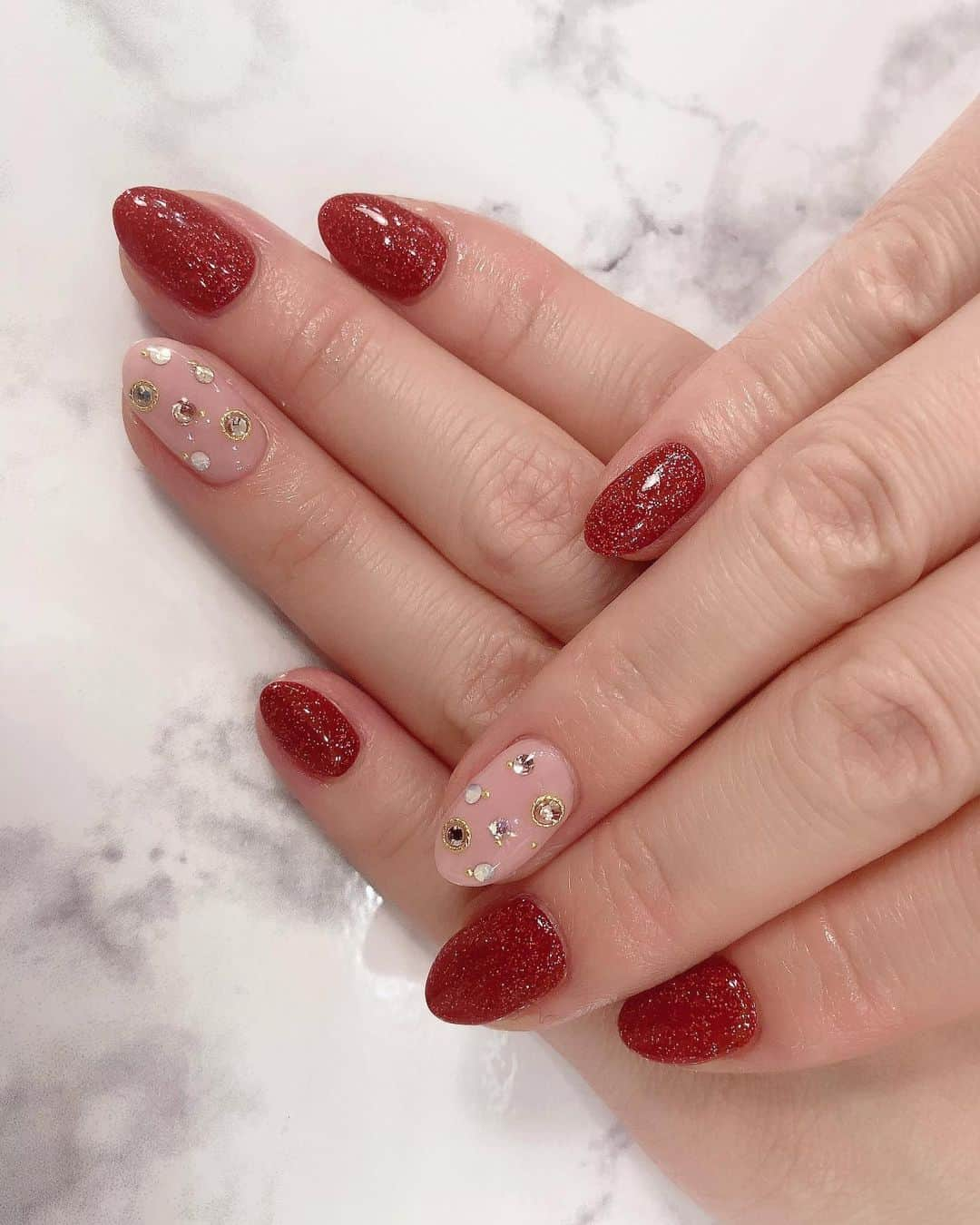 高橋沙弥華のインスタグラム：「めちゃくちゃSimple💅💖 短くしたしひっかかりないように大きいストーンも我慢🥺❤  赤のラメ新色って言われたからお任せにした👩🏼💖  #ネイル #nail #💅 #newnail #シンプルネイル #simplenails #クリスマスカラー #縁起良さそう #セレクトショップ #selectshop #セレプー #アンバサダー募集 #アンバサダー募集中 #モニターモデル #モニターモデル募集中 #キッズモデル #キッズモデル募集中 #インポートセレクトショップ #海外ファッション #韓国ファッション #韓国ファッション好きな人と繋がりたい #高見え #プチプラ」