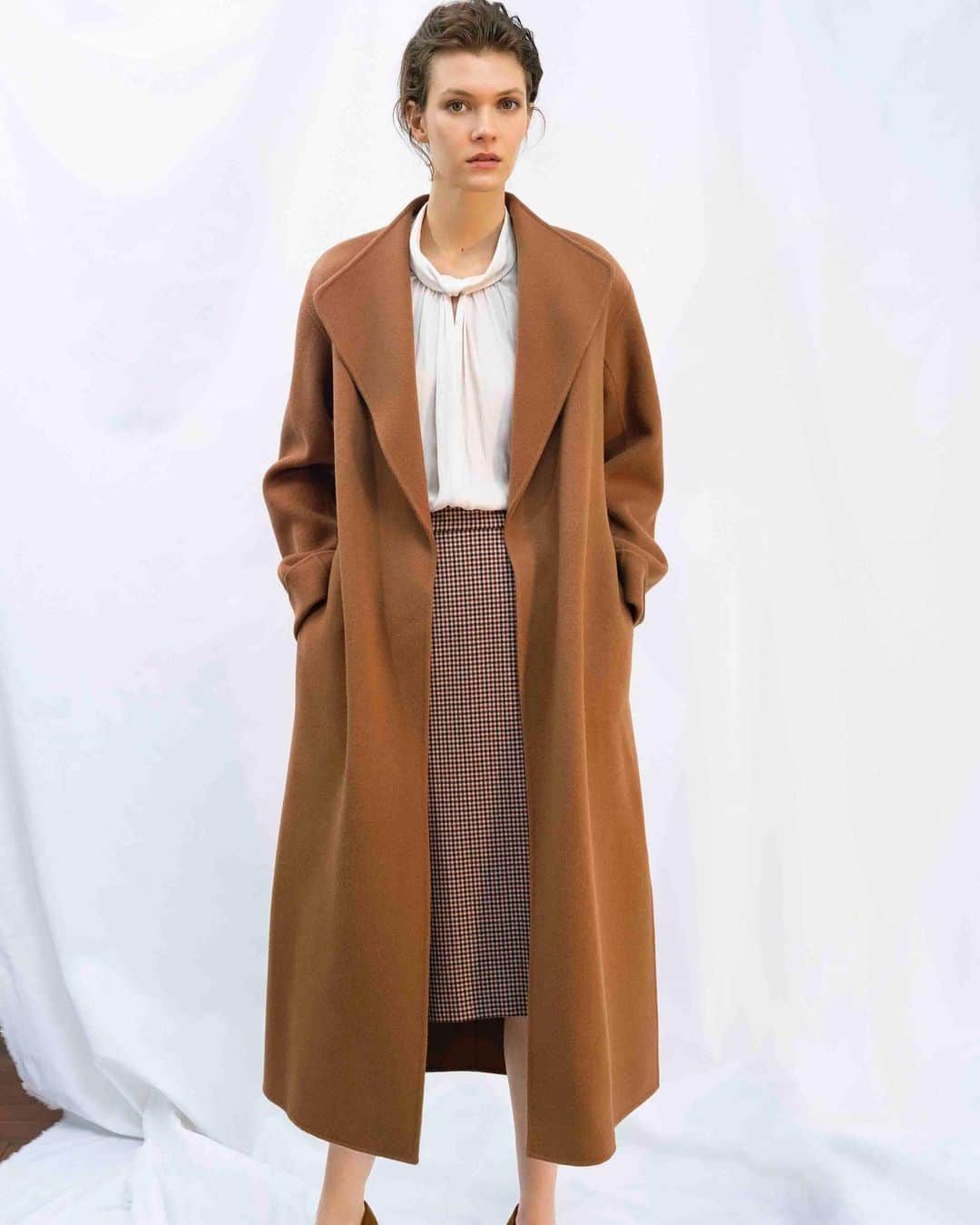 cdec_official Aesthetic Senseのインスタグラム：「. 2020 WINTER HOT ITEM . . トレンドのリバーコート。 オーバーサイズのゆったりとしたシルエットと115㎝のロング丈で羽織るだけで旬な着こなしに。 . . .  #クードシャンス #2020秋冬 #WINTER #冬コーデ  #WINTERFASHON #トレンド #華やかコーデ　#カジュアルコーデ  #細見え #着回しコーデ  #着回し #大人カジュアル #休日コーデ #ファッション  #大人コーデ  #大人コーディネート #今日のコーデ #今日のコーディネート #お洒落さんと繋がりたい #お洒落さんとつながりたい #ファッション好きな人と繋がりたい #大人女子 #大人女子コーデ #リモートワーク#おしゃれコーデ#リラックスコーデ#コート #コートコーデ」