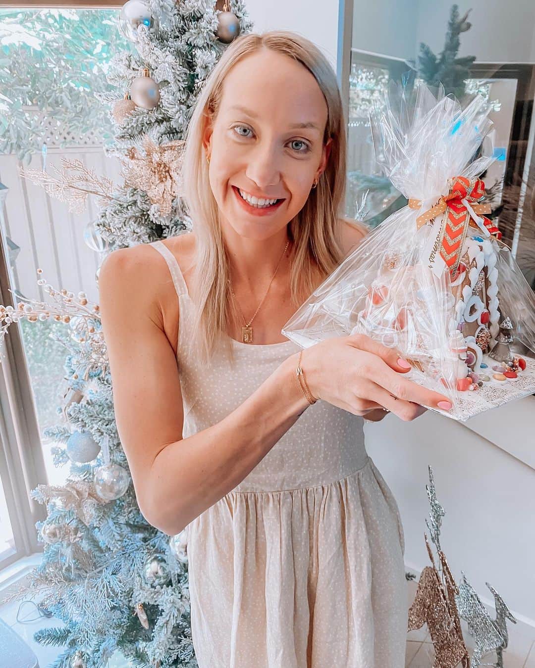 マディソン・ウィルソンのインスタグラム：「Christmas is my thing. Made easy with @classajewellers」