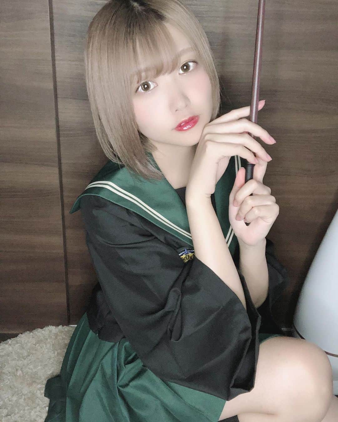 駿河たおのインスタグラム：「スリザリン風セーラー服いただいた💫 ドラコ・マルフォイとセブルス・スネイプが推しやで💜 #ハリーポッター #スリザリン #制服 #セーラー服」