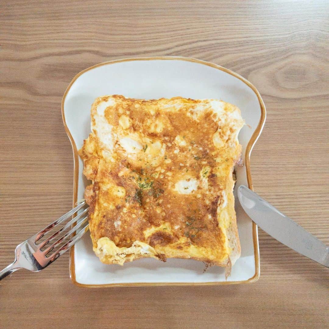 星野みちるのインスタグラム：「今日の朝ごはんはオムレツチーズトースト（＾ν＾）♪♪ 山本ゆりさんのレシピから！ 美味しそうー！！  #朝ごはん　#トースト　#山本ゆり　#レシピ　#オムレツチーズ」