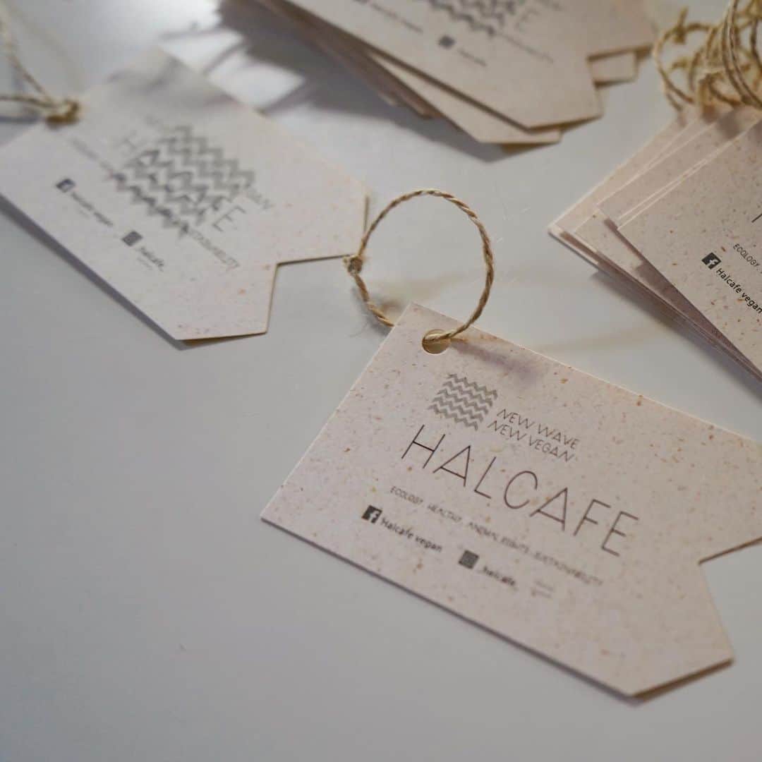 のインスタグラム：「HALCAFEの #ショップカード 作りました！ まず最初から決めていたのは、再生紙を使用したい！ということ。﻿ ﻿ そもそも何故ショップカード、いわゆる #名刺 がいるのか？デジタル化が進みペーパーレスな世の中の傾向に逆らい名刺をわざわざ作る理由があるのか？色々考えたんだけど、まぁ動いてみないと何もわからないので、とりあえず好きなものを作ってみることにしました。﻿ ﻿ 好きなものをイメージしたり、気の合う人たちに相談してみたりすると、ぐっと視野は広がり、さらに再生紙の選択肢も増えていき、あ！これは私にとって環境活動の一環かもしれない！これは作る意味がある！という気持ちに勝手になってきて、そうすると必然的に好きなものや素敵な情報が舞い込んできました。﻿ ﻿ 結果として、私が選んだのは #バナナペーパー というアフリカのザンビアエンフエ村に雇用を生み出し、オーガニックのバナナ畑から伐採して廃棄されたバナナの茎の繊維と、日本の和紙の技術が融合して作られた #フェアトレード 認証ペーパー！貧困や環境問題の解決を目指した地球にやさしい紙というのがHALCAFEの理念とも重なる部分があり、一目惚れというか即決でした。ゴミとして捨てられるだけのバナナの茎が紙になるなんてビックリだし、自然や動物たちが住む森を奪うことなく、物作りができるなら絶対にこれ！となった次第です。﻿ ﻿ ﻿﻿本の栞などに再利用してもらっても嬉しいなぁ、と思ってます。 ﻿ design by mari uehara from hmr #halcafe #_halcafe_ #shopcard ﻿ #bananapaper #bananapapers ﻿ #shopcarddesign #bananapaper」