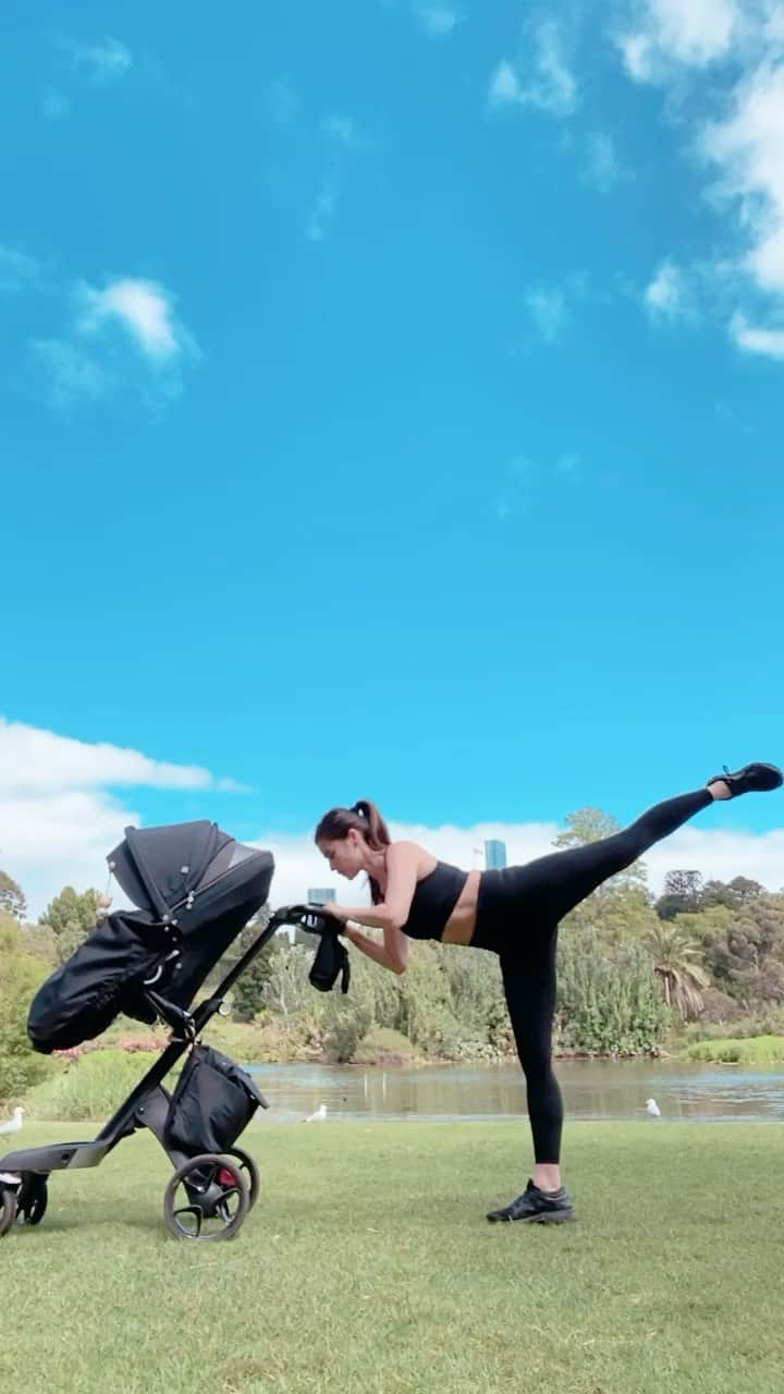 アン・カーティスのインスタグラム：「Squeezing in a workout is always tricky now that I have my little one. So happy to discover this fun way of working out while going on my daily walks with Dahlia. Thanks for the inspo @melissawoodhealth! It’s soooo good!   Wearing @our.recess personal best legging and Team Player bra in INK 🖤  P.S - the back and forwards movement put her to 😴 in time for her morning nap 👏🏽」