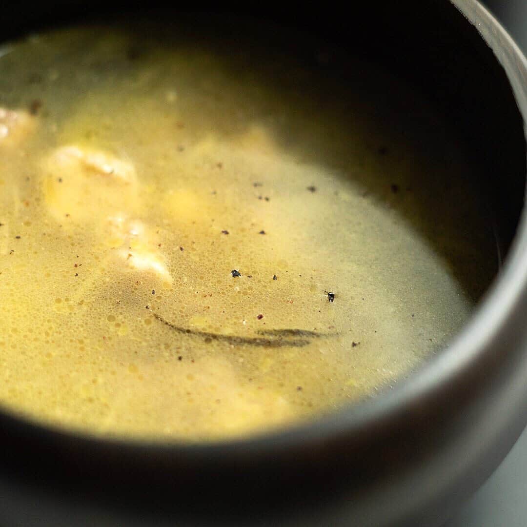 SHISEIDO THE GINZAさんのインスタグラム写真 - (SHISEIDO THE GINZAInstagram)「【寒い日のランチに、あたたかなスープ膳はいかが？】  12月に入りいよいよ気温も冬めいてきましたが、寒い日のランチに当店4F SHISEIDO THE TABLESのあたたかなスープ膳はいかが？  ■季節の古来種豆のスープ膳 昔から受け継がれてきた季節のお野菜を味わう日替りのスープセットです。  ・本日のスープ ・オーガニックバジルの丸パン 　オリーブオイルと塩の結晶添え ・オニオンドレッシングのサラダ  「本日のスープ」は、トマトベース、ミルクベース、クリアベースの3種のスープから日替わりで2種、提供しております。 気分に合わせて、お好みの味をお選びください。  #shiseidothestore #shiseidothetables #季節の古来種豆のスープ膳 #スープ #スープランチ #古来種豆 #豆 #ランチ #lunch #銀座 #カフェ #cafe #銀座カフェ #food」12月10日 11時29分 - shiseidothestore