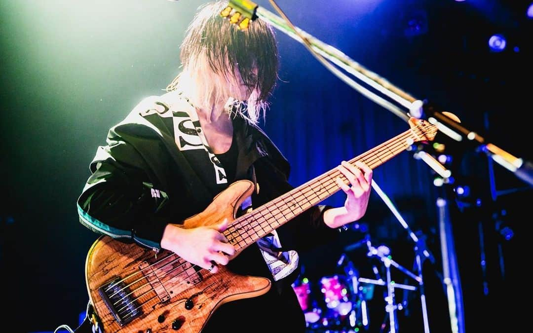 滝口大樹のインスタグラム：「photographer:@yamada_mphot #感覚ピエロ #Sugiguitars #SugiBass  #instabass #daddario #NYXL」