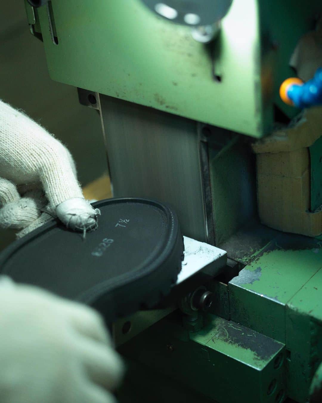 エンダースキーマのインスタグラム：「“manufacture”﻿ commando mule: tapering the soles/glueing the insoles﻿ ﻿ #manufacture #henderscheme」