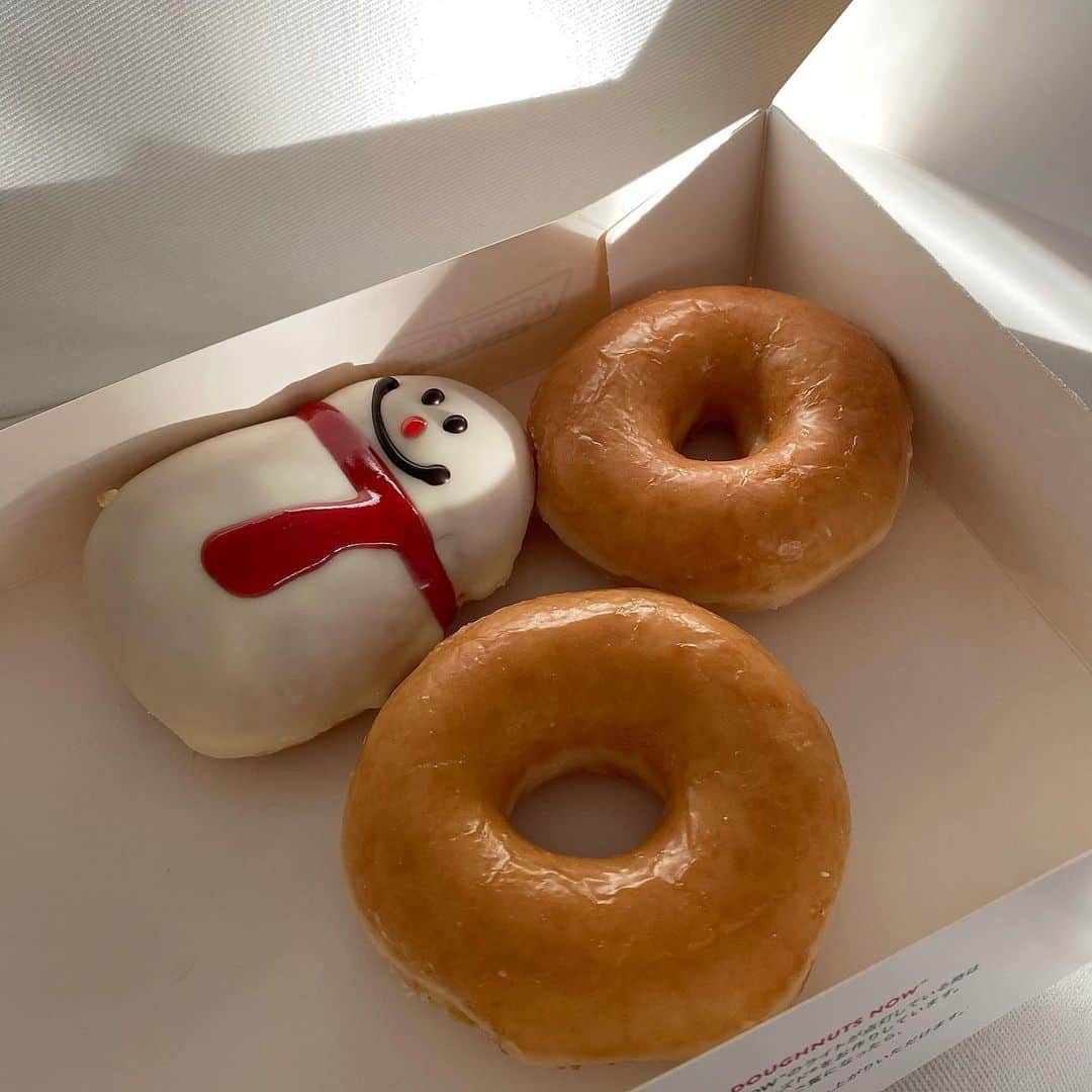 のインスタグラム：「.  たまに食べたくなる クリスピーのドーナツ🍩🍩🍩 オリジナルが1番すき！」