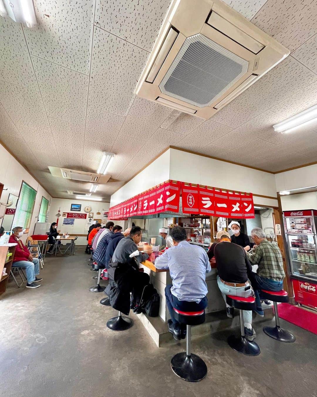 秋山具義さんのインスタグラム写真 - (秋山具義Instagram)「福岡市西区『安全食堂』でラーメンと焼めし。﻿ 美味しいとは聞いていましたが、こんなに美味しいとは！！！﻿ スープ完飲♡﻿ 焼めしもばり美味しかった！！！﻿ ロケーションも最高！﻿ ﻿ #安全食堂 #具義ラーメン2020」12月10日 11時40分 - gugitter
