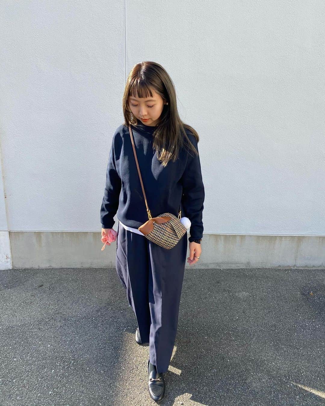 のインスタグラム：「.  玄関でさっと履けるローファーが便利だ〜👞  #ママコーデ」