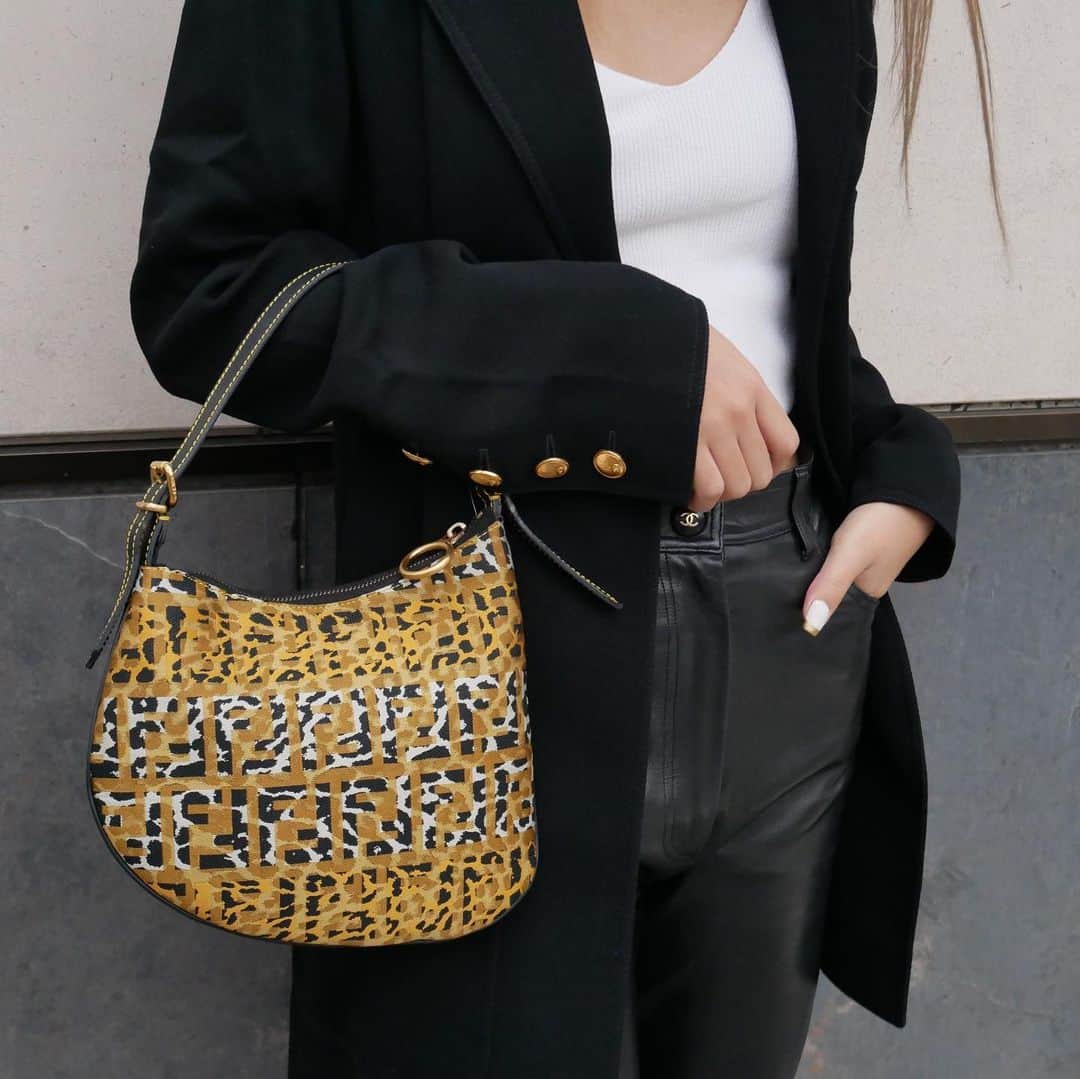 Vintage Brand Boutique AMOREさんのインスタグラム写真 - (Vintage Brand Boutique AMOREInstagram)「Vintage Fendi leopard zucca hand bag.  Available Online For Purchase  Search Code: AO31356  Free Shipping Worldwide 📩DM for more info and pricing  ➡️info@amorevintagetokyo.com   #vintagefendi #fendi #zucca #fendizucca」12月10日 11時34分 - amore_tokyo