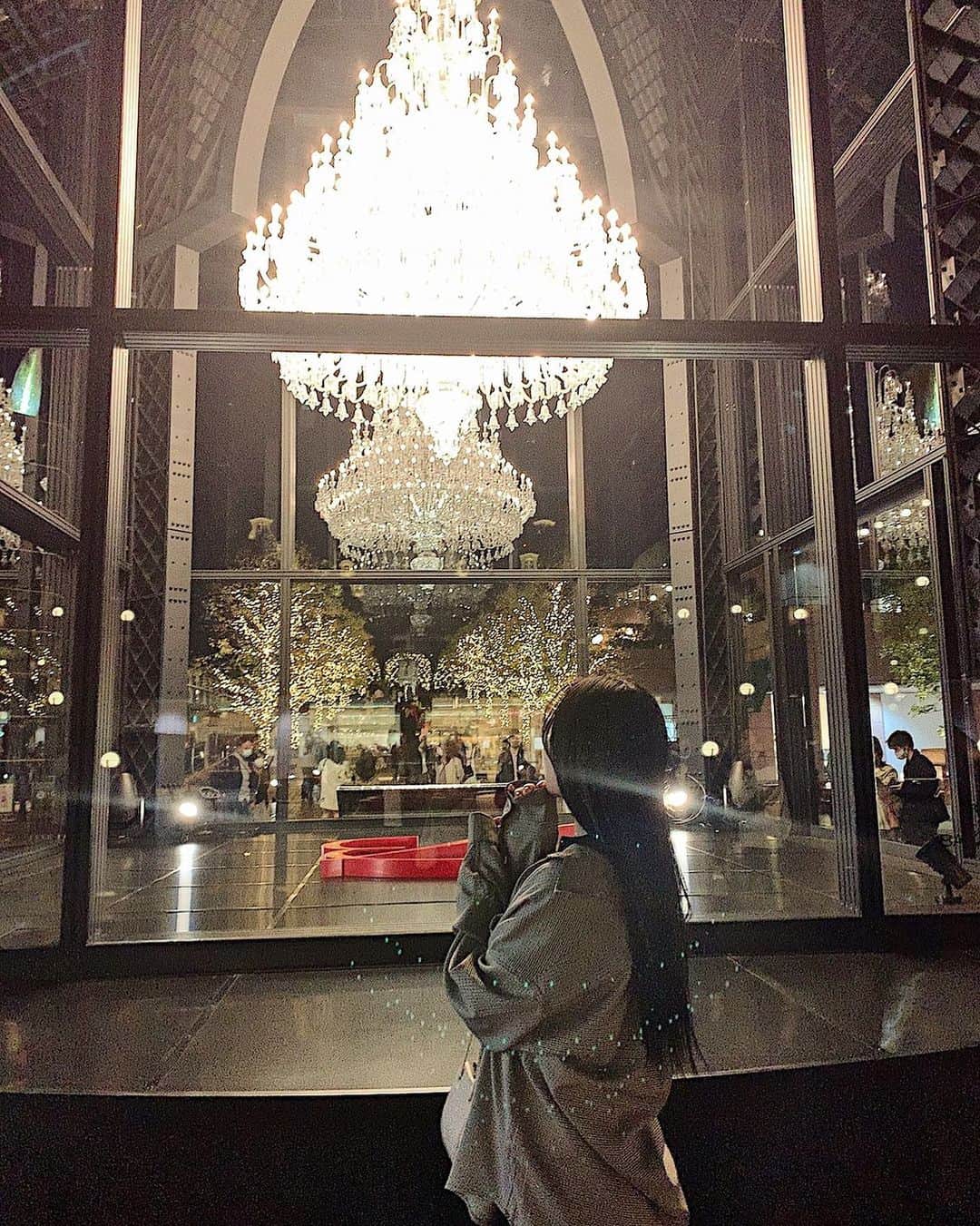 AKARIのインスタグラム：「#ebisugardenplace  バカラのシャンデリアこんな近くでみるの 何気に初めてだった🧚🏻‍♂️✨」