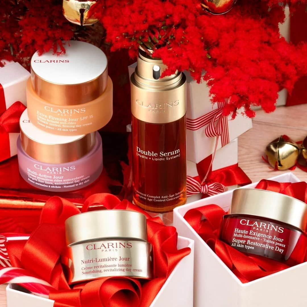 Clarins Canadaのインスタグラム：「Still looking for gift ideas? Here’s our holiday gift to you and Mother Nature.🌏 Our anti-aging day & night cream jars contain 25% recycled material and 100% of our outer cartons are made of FSC paper from sustainably managed forests.♻️⁣ __________⁣ Toujour à la recherche d'idées cadeaux ? Voici le cadeau de Noël que nous vous offrons à vous et Dame Nature.🌏 Les pots de nos crèmes anti-âge jour & nuit contiennent 25 % de matières recyclées et 100 % de nos cartons d'emballages sont fait de papier certifié FSC provenant de forêts gérées durablement.♻️⁣ .⁣ .⁣ .⁣ #Clarins #ChristmasWithClarins #SweetHoliday #ClarinsHoliday #PlayfulChristmas #Giftguide」