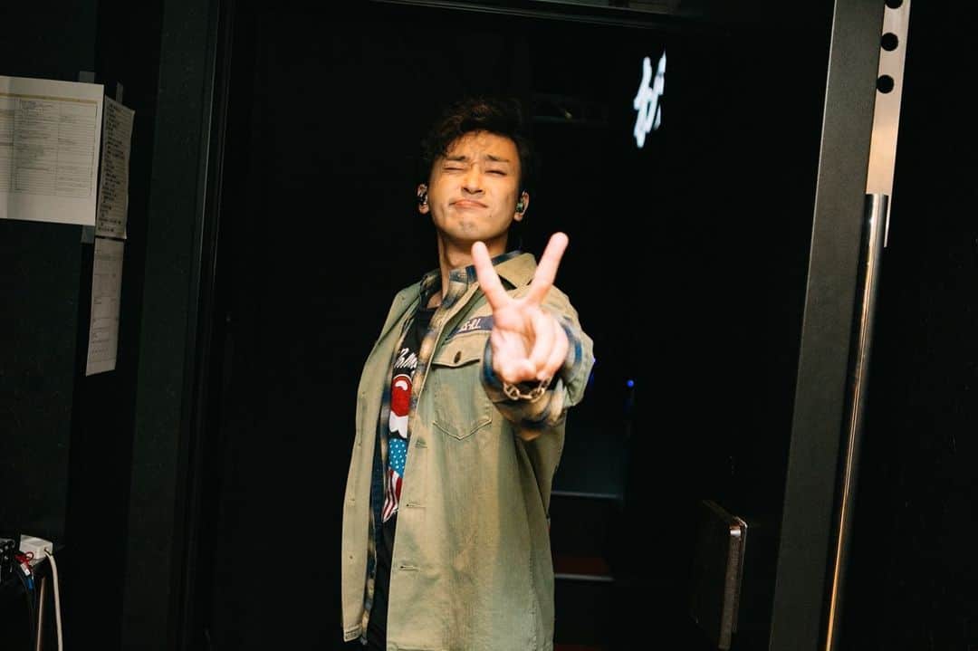 のインスタグラム：「12.6オンラインワンマンLIVE〜オンライン青春〜  ✌️  #toshimitsu  #としみつ #ttj  #青春」