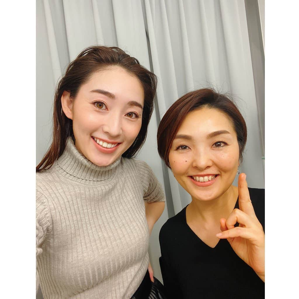 殿柿佳奈さんのインスタグラム写真 - (殿柿佳奈Instagram)「お久しぶりの 　@reina.official さんと✨  レイナさんの作る艶＆透明感メイクとヘアニュアンスが大好きなのです❤️  このスイッチングアロマ🌿 #athleta  #feelthewind  とーっても良い香りで現場で癒されました✨🥰 私もgetしよっと👍  #beauty #aroma#美容アイテム#美容話#透明感メイク #艶メイク#マットメイクも久々にしたよ#makeup #skin#癒しアイテム#今日も良い一日を」12月10日 11時36分 - kanatonogaki