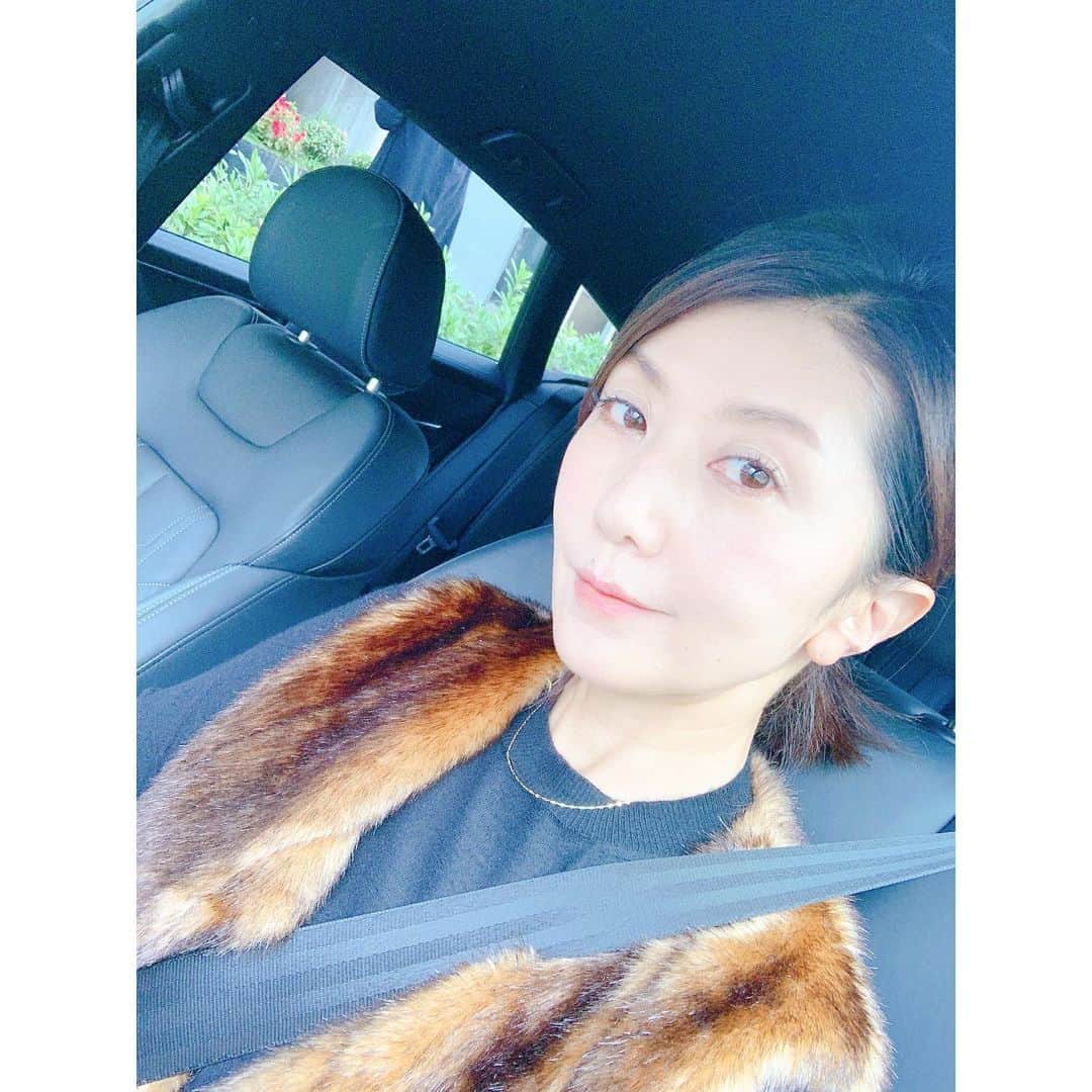 坂田陽子さんのインスタグラム写真 - (坂田陽子Instagram)「ちょっと出掛ける時に重宝するエコファージレ。 ・ そのままパッと車に乗れて軽くてちょうど良い暖かさ。 最近のフェイクファーって艶もあり手触りも滑らか。気軽に着られて嬉しい😊 ・ ・ #エコファー #フェイクファー #ファーベスト  #猟師さん風」12月10日 11時45分 - yokosakata