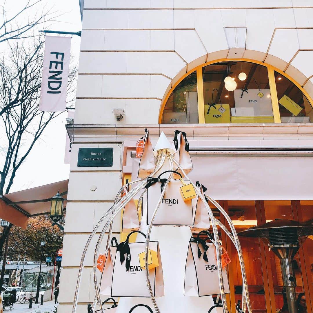 カオルコさんのインスタグラム写真 - (カオルコInstagram)「なんでもかんでも可愛かった💛🖤 マスク入れも嬉しい。 コーヒーとシャンパンで乾杯して、ゆるりと平和な時間( ఠ͜ఠ )♬︎♡ 楽しかったな♪♪ありがとう。 こじんまりとクリスマス会も予定中。ご近所さんのありがたみ。  #cafe #tokyo #fendicafe #foodporn #happy #cheers #fendi」12月10日 11時45分 - ka_ruk_