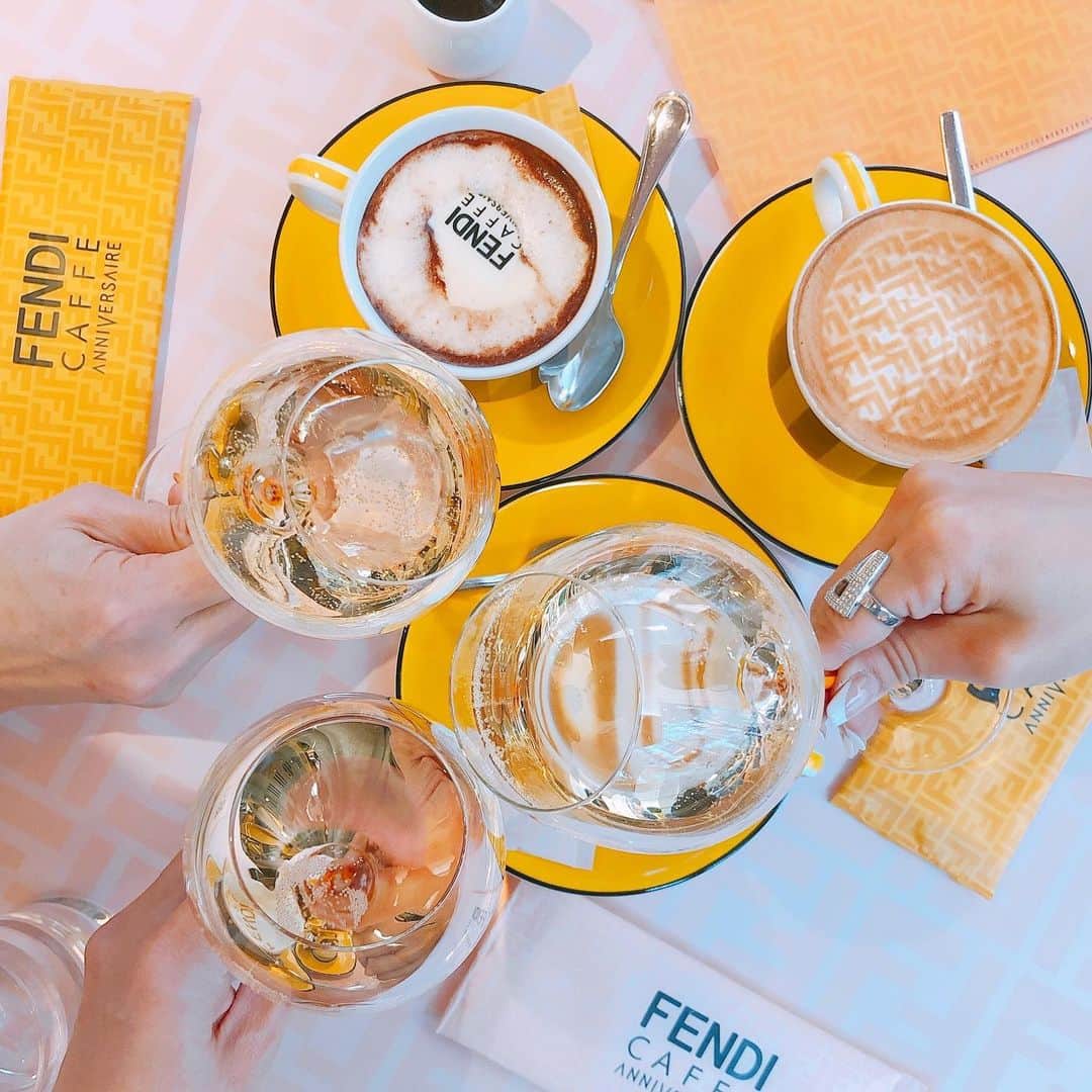 カオルコさんのインスタグラム写真 - (カオルコInstagram)「なんでもかんでも可愛かった💛🖤 マスク入れも嬉しい。 コーヒーとシャンパンで乾杯して、ゆるりと平和な時間( ఠ͜ఠ )♬︎♡ 楽しかったな♪♪ありがとう。 こじんまりとクリスマス会も予定中。ご近所さんのありがたみ。  #cafe #tokyo #fendicafe #foodporn #happy #cheers #fendi」12月10日 11時45分 - ka_ruk_