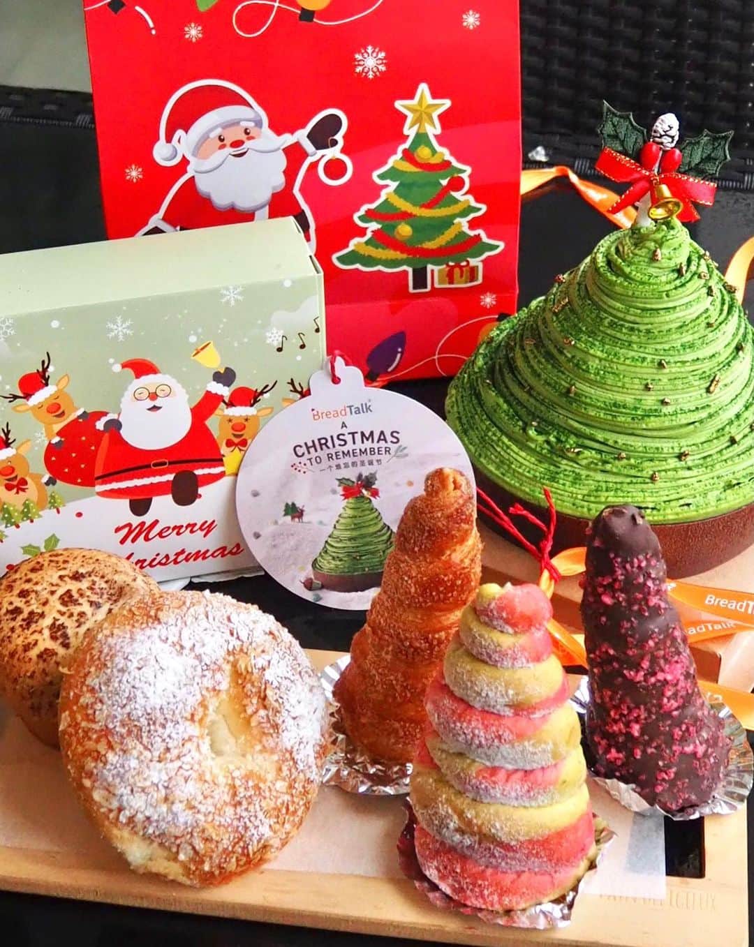 Li Tian の雑貨屋さんのインスタグラム写真 - (Li Tian の雑貨屋Instagram)「Festive bread collection from @breadtalksg 🎄:   Jolly Berry Cone ($1.90) 🍓 - beetroot and spinach dough with a smooth strawberry custard center   Apple Cinna Cone ($1.90) 🍏- croissant tower with apple custard, raisins and cinnamon powder  Popping’ Chocolate Cone ($1.90) - croissant tower with chocolate custard filling and topped with popping Candy   Merry Chicken 🍄($1.90)- butter roll stuffed with savoury black pepper chicken and mushroom.   Merry-Go-Round ($1.80)- donut shaped bun filled with bacon, mashed potato and topped with potato flakes.   Highly recommend the Merry Chicken as the mushroom flavor is pretty intense and makes it a scrumptious bun to dig in. For those who love donuts, don’t miss the ongoing promotion >> Buy any 3 Christmas donuts at $5!   • •  • #christmas #singapore #desserts #igersjp #yummy #love #sgfood #foodporn #igsg #ケーキ  #instafood #beautifulcuisines #sgbakes #bonappetit #cafe #cakes #bake #sgcakes #スイーツ #feedfeed #pastry #sgcafe #cake #sgchristmas #chocolate #mediadrop #bread   #クリスマス #sgdessert #sgbreas」12月10日 11時51分 - dairyandcream