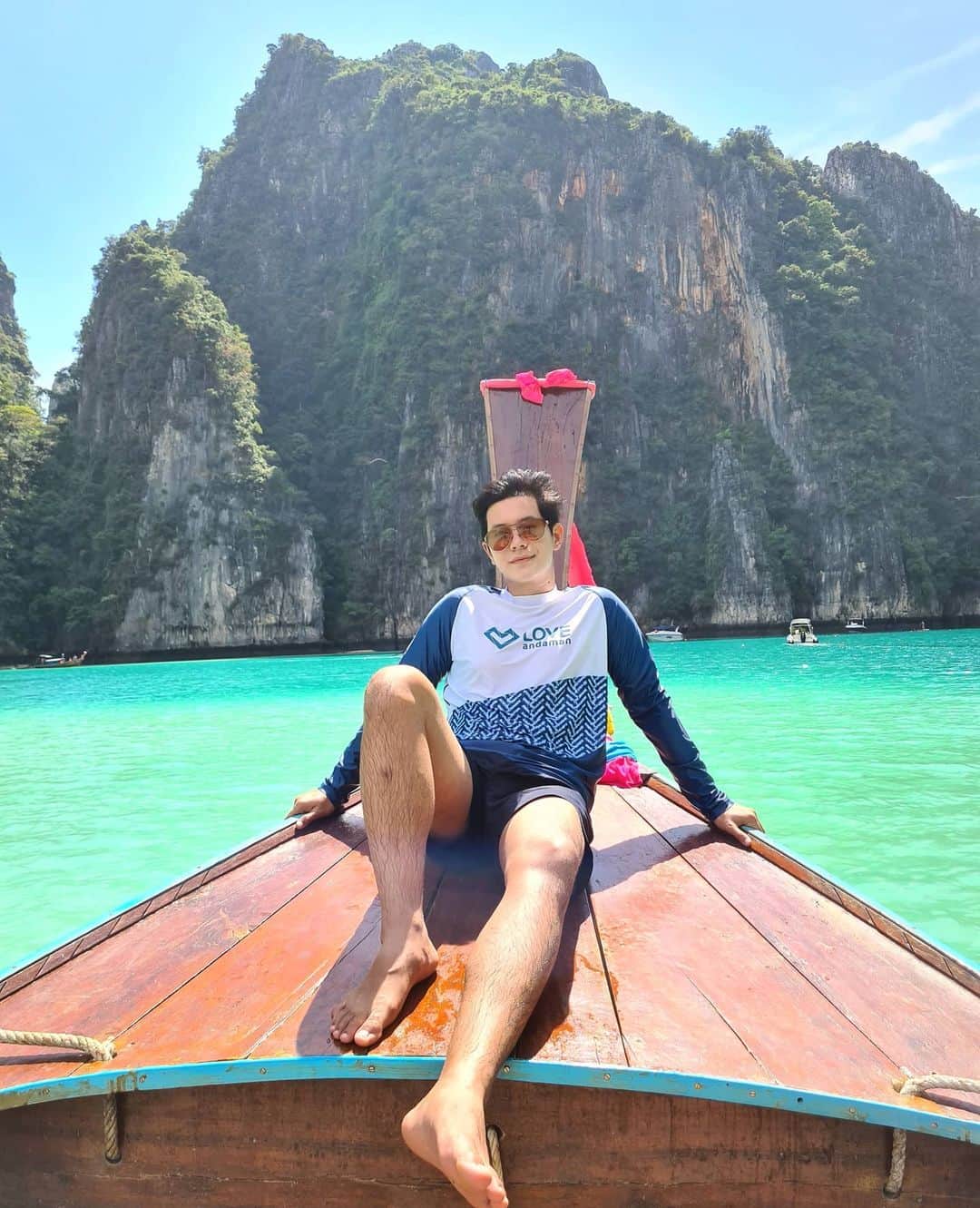 アイス・サランユーのインスタグラム：「มาเกาะ พีพี กับ @loveandaman  รอบนี้ สวยยิ่งกว่าที่เคยสวยครับ  น้ำใสมาก คนไม่เยอะ ธรรมชาติสมบูรณ์ขึ้น  เป็นช่วงเวลาทองคำ ที่จะเที่ยวไทยกันนะครับ  มาสัมผัสความงดงามของท้องทะเลใต้ ของไทยด้วยตาคุณ  #loveandaman #ppisland  #เกาะพีพี  #krabi  #กระบี่ #เที่ยวทั่วไทยกับไอซ์ศรัณยู」