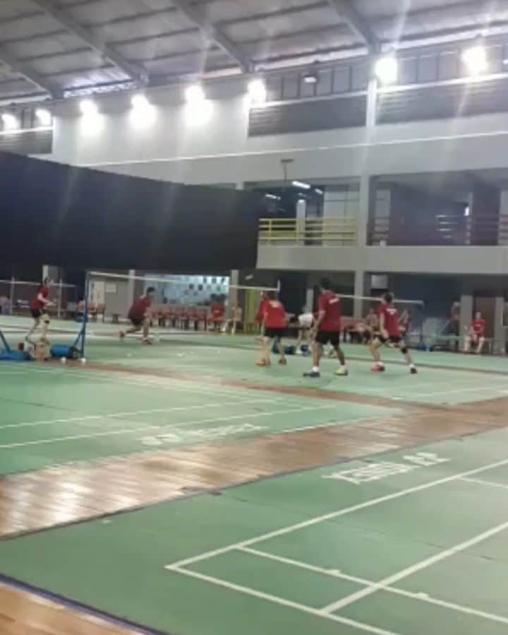 デビー・スサントのインスタグラム：「Kotak katik Hp Nemu video latihan Masih lincah 😌 VS latihan bahagia 😝」