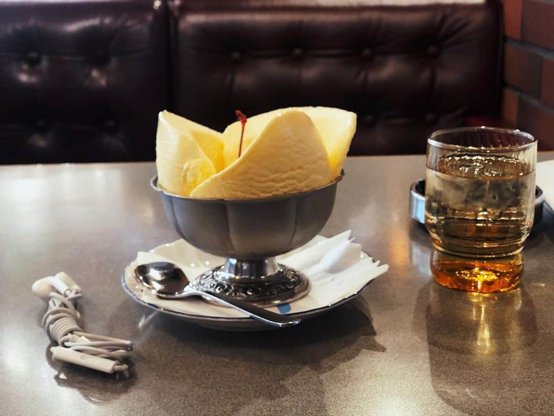 佐藤史果さんのインスタグラム写真 - (佐藤史果Instagram)「ここに来るとそこまで求めていなくても、気付いたら頼んでしまっている山盛りバニラアイス。🍨 ・ ・ 生クリームが少しとさくらんぼが中に入っています。🧁🍒 美味しい🤤♪ #レトロ喫茶店 #喫茶店 #昔ながらの  #バニラアイス #アイスクレーム #アイスクリーム #一息 #上野 #ギャラン」12月10日 11時56分 - sato_fumika