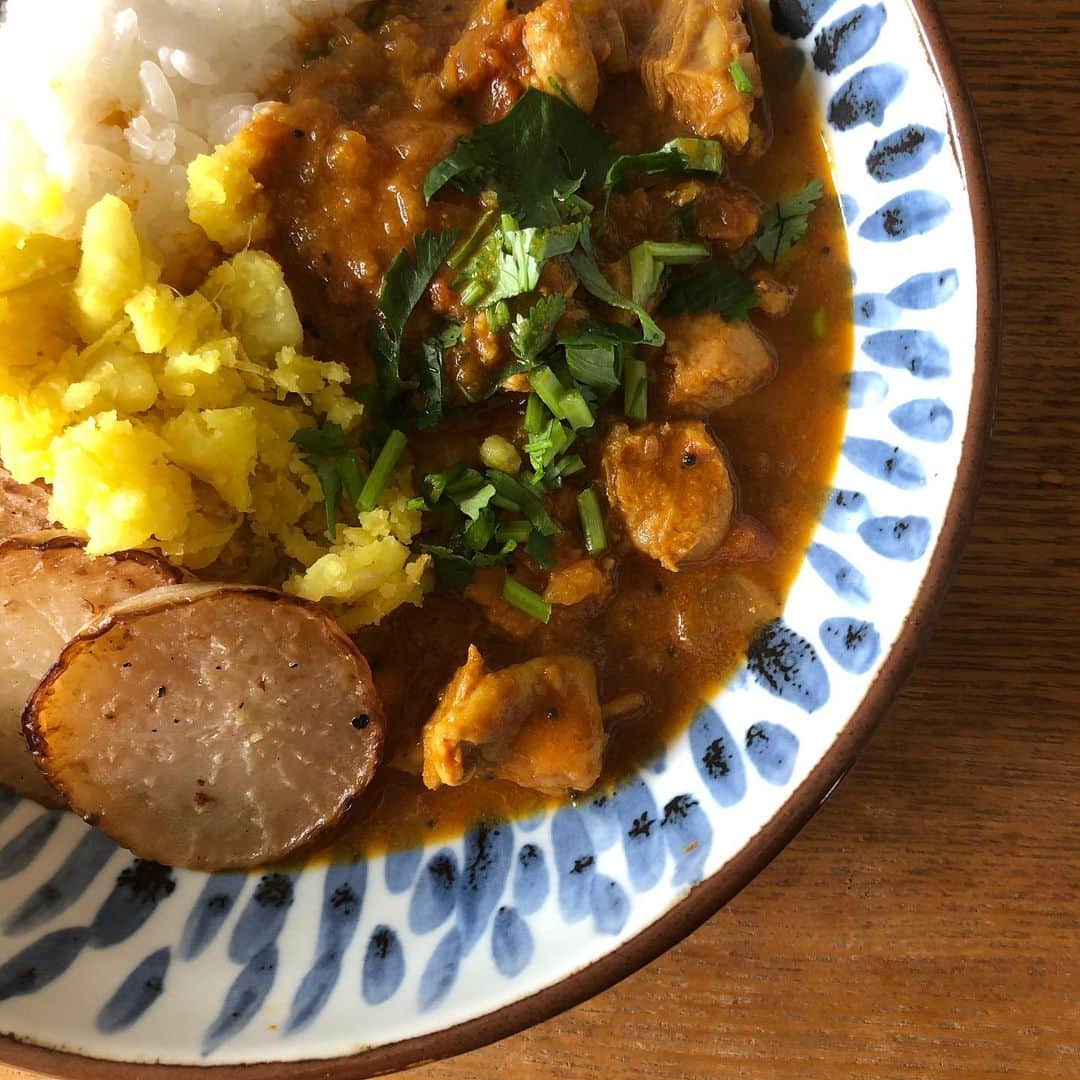 のインスタグラム：「昨日の社食の余りもの。 チキンカレー、瓶づめ教室の試作のレモングラスターメリックを茹でたじゃがいもと和えたもの、カブを焼いたもの。  この時期のカブって美味しいなぁ。。 皮硬そうなところだけ剥いたけど、剥かなくて良かったなと食べてみて反省。  今日も頑張ろう〜〜」