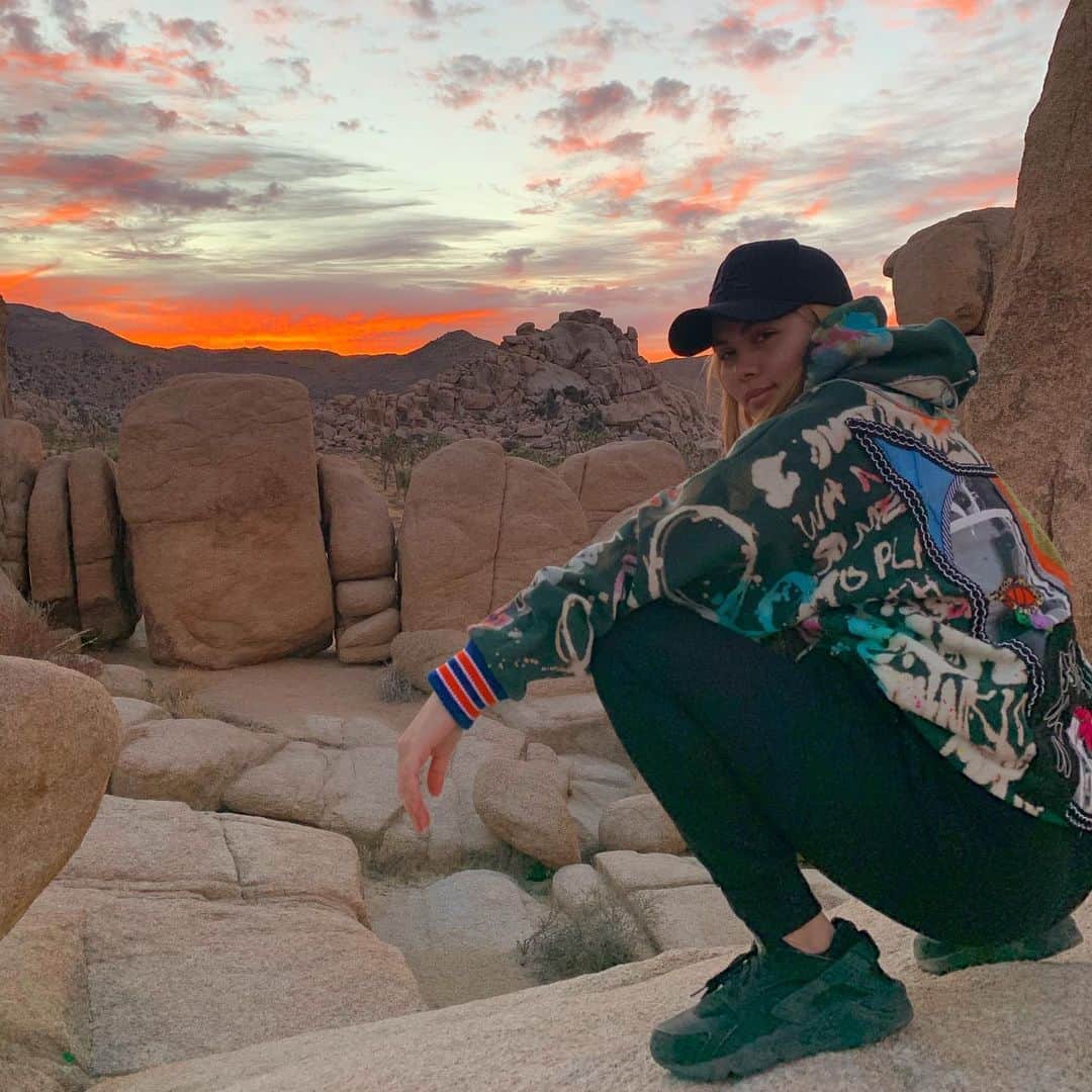 ヘイリー・キヨコのインスタグラム：「Drove a couple of hours just to get some fresh air, now listening to Sarah McLachlan, hbu? 🌵」
