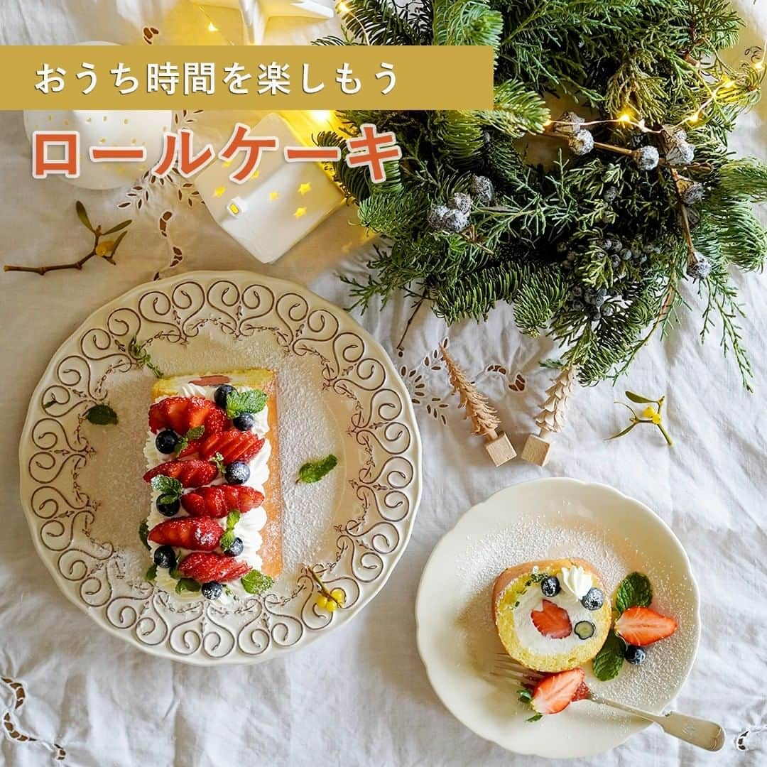 TESCOMshinku_officialのインスタグラム：「【＜レシピあり♪＞ロールケーキ】 . 本日は、クリスマスにピッタリ🎄！「ロールケーキ」をご紹介✨  テスコムの低温コンベクションオーブンTSF601とABC Cooking Studioとの共同開発で生まれた新ビーター採用のハンドミキサーTHM1300で、手間無くスピーディーに作れます！！ . ハンドミキサーTHM1300では、ビーター形状を見直し、泡立て効率がUP！※1 またビーターの中心に棒がなくワイヤー形状で洗いやすいのも特長です。 ※1：当社従来機種THM1200との比較 . 巻くのが難しいロールケーキもちょっとしたコツで簡単に！ 手作りのロールケーキで楽しいおうちクリスマスを💞 . 【材料】（3～4人分） ・卵(M)　　　　3個  ・グラニュー糖　　60g ・薄力粉　　　　　60g  ・溶かし無塩バター　18g ・はちみつ　　　　8g  ------ ・生クリーム　　300ml  ・グラニュー糖 25g （生クリームに入れる分） ・お好みのフルーツ　適宜 ・粉砂糖　適宜  【作り方】  （低温コンベクションオーブンTSF601、ハンドミキサーTHM1300を使用） ①ボールに割った卵、グラニュー糖を加え少し混ぜます。 ②①を湯せんにかけて40℃くらいに温めて、ハンドミキサーで白っぽくふんわりとなるまで泡立てます。 (ハンドミキサーTHM1300を使用する場合 スピード切替2で4～5分程) ③②にふるった薄力粉をゴムベラで切るように混ぜます。  (泡が潰れず、粉っぽさがなくなる程度に混ぜます。「の」の字を書くようにさっくり　混ぜます。)  ④40℃くらいに温めた溶かし無塩バターとはちみつに生地を少しを加えてよく混ぜて、 　元の生地に戻して切るように優しく混ぜます。 ⑤オーブンシートを敷いた天板に生地を流し入れ、低温コンベクションオーブン高温ファンあり180にて7分焼いた後、天板を取り出しアルミホイルを全体にかけます。更に高温ファンあり180にて5分焼きます。 ⑥天板から出し、あし付き網にのせて完全に冷まします。その後オーブンシートをかぶせてひっくり返し、焼いたときのオーブンペーパーを外します。 ⑦生クリームにグラニュー糖を加え、泡立てます。 ⑧スポンジに塗って巻きます。 　（スポンジの巻きはじめ側は、天板の線に沿って8本程軽く切れ目を入れておき、巻き終わり部分は斜めにそぎ落としておくと最後までキレイに巻くことができます。生クリームは巻きはじめを少し厚い目に塗り、巻き終わりの方は薄く塗ります。）  ⑨巻いたらロール紙を手で引っ張り少し締めて、冷蔵庫で3～4時間冷やします。 ⑩お好みのフルーツを飾り、粉砂糖をふりかけ出来上がりです。  ◆ワンポイントアドバイス◆ 焼きすぎると丸めるときに生地が割れる原因に。焼きすぎに注意しましょう。 . . 皆さんは低温コンベクションオーブンでどんなお料理を作っていますか？ #テスコムキッチン をつけて投稿して見てください💞 皆様の素敵なお写真をご紹介させていただきます✨  --------------------------------------------------- TESCOMキッチンの公式アカウントです✨ 毎日の暮らしをもっと楽しく、便利にするお役立ち情報を発信していきます♪  人気商品の低温コンベクションオーブンTSF601はテスコム公式ONLINE SHOPで購入可能！詳しくはプロフィールのURLをチェック ! --------------------------------------------------- #TESCOM #調理器具 #家電 #おしゃれ家電 #スイーツ男子 #スイーツ女子 #デリスタグラム #クッキングラム #スイーツづくり #おうちスイーツ #時短レシピ #お菓子レシピ #私のおいしい写真 #お菓子作り好きな人と繋がりたい #お菓子作り #手作りスイーツ #おうちカフェ #おやつ作り #おやつ #ケーキづくり #簡単スイーツ #手作りスイーツ #簡単スイーツレシピ #ロールケーキ作り #クリスマスケーキ手作り #おうちクリスマス  #ハンドミキサー #低温コンベクションオーブン #コンベクションオーブン」