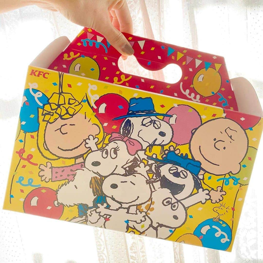 MERYさんのインスタグラム写真 - (MERYInstagram)「.⁣ KFC×SNOOPYのコラボに注目～！🍟⁣ .⁣ 現在『ケンタッキーフライドチキン』では、スヌーピーボウルつきメニューが発売中。画像のボックスは、オリジナルチキン×4、ポテトS×2、ボウル全4種類が一つになった「コンプリートパック」（￥4,980）です。どれか1種類のボウルがついてくる「セット／パックメニュー」もありますよ。ぜひこの機会に、可愛いスヌーピーボウルをゲットしちゃいましょう💛⁣ .⁣ MERYでは他にも「かわいい」に近づくさまざまな情報を発信しています。⁣ @mery.beauty コスメ・美容に特化した情報をお届け♡⁣ @mery_spot 話題のカフェやお出かけスポットをご紹介！⁣ こちらもぜひチェックしてみてください！⁣ .⁣ .⁣ photo by @cnana.bb⁣ .⁣ #MERY #regram #snoopy #snoopylover #kfc #kentuckyforkentucky #kentuckyfriedchicken #kentucky #スヌーピー #スヌーピーコラボ #スヌーピーグッズ #ケンタッキー #ケンタッキーフライドチキン #チキン #ケンタ #持ち帰り #テイクアウト #デリバリー #ウーバーイーツ #おうちごはん #おうち時間 #ケンタフォト #スヌーピーボウル #スヌーピーkfc #グルメ部 #カーネルサンダース #食卓 #お洒落 #お洒落さんと繋がりたい #メリー」12月10日 12時00分 - mery.jp