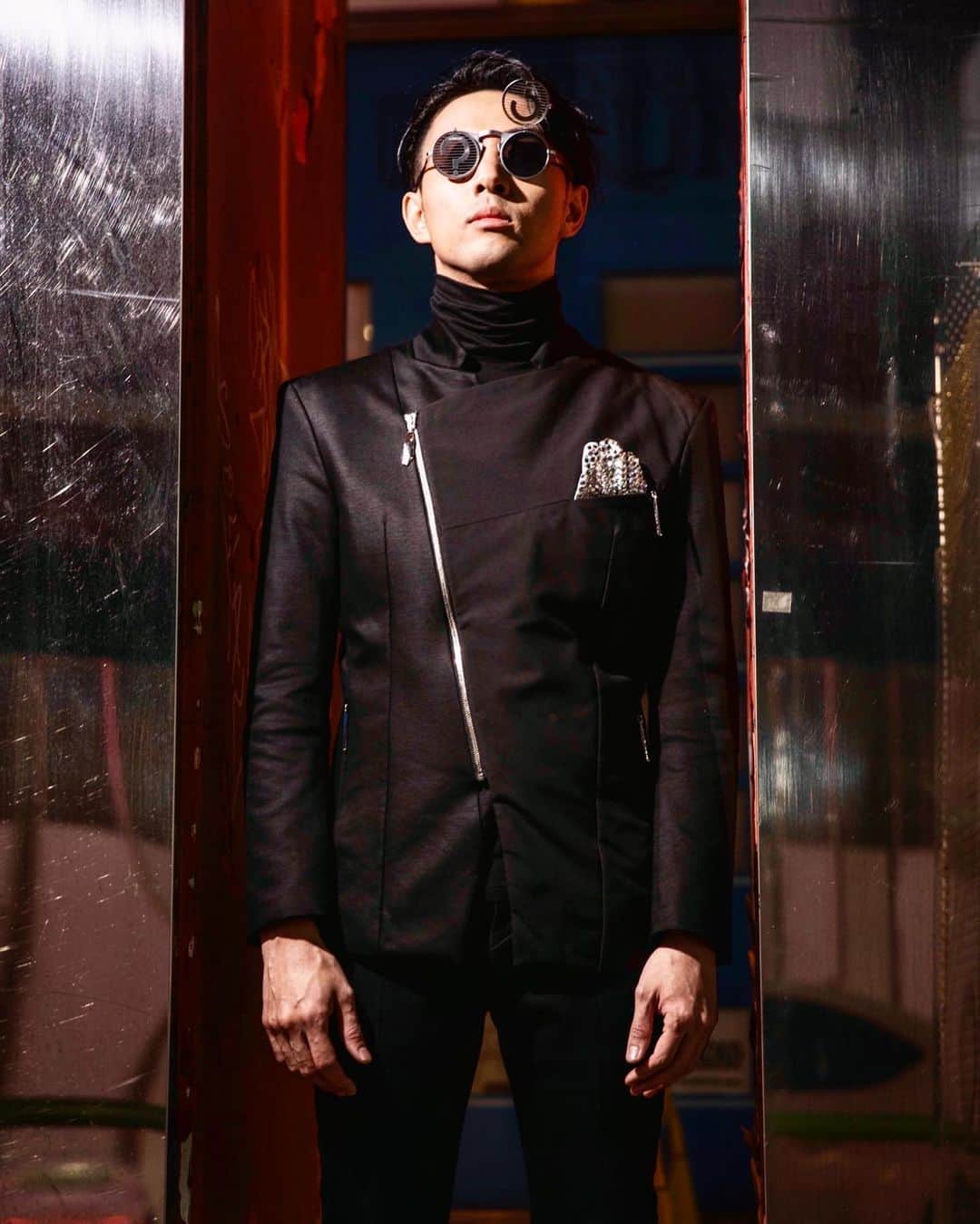 𝐑𝐄𝐀𝐓𝐌𝐎のインスタグラム：「Photo by @shinsukagram  Shoes @magarimono_official  Diamond globe @annamurakami  Outfit @yuimanakazato Sunglasses #hitekdesignslondon  #magarimono #yuimanakazato #shinsukeyausi #annamurakami #REATMO #fashion #hifashion #beatbox #hitekdesigns @iconiaavantgarde」