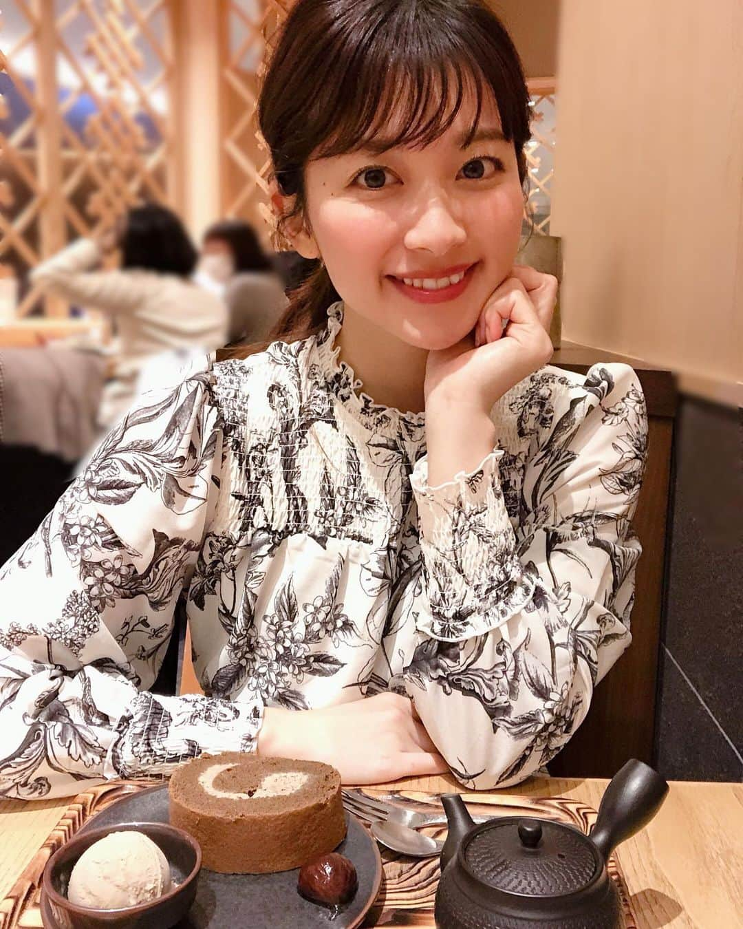 山本里菜さんのインスタグラム写真 - (山本里菜Instagram)「. 先日、母と和カフェに行きました🍵❤️ . ほうじ茶ロールケーキ とっても美味しかったです😆 . #ほうじ茶　#ほうじ茶スイーツ #和菓子 #和スイーツ　#母娘 #ロールケーキ　#デート」12月10日 12時05分 - rinayamamoto_0622